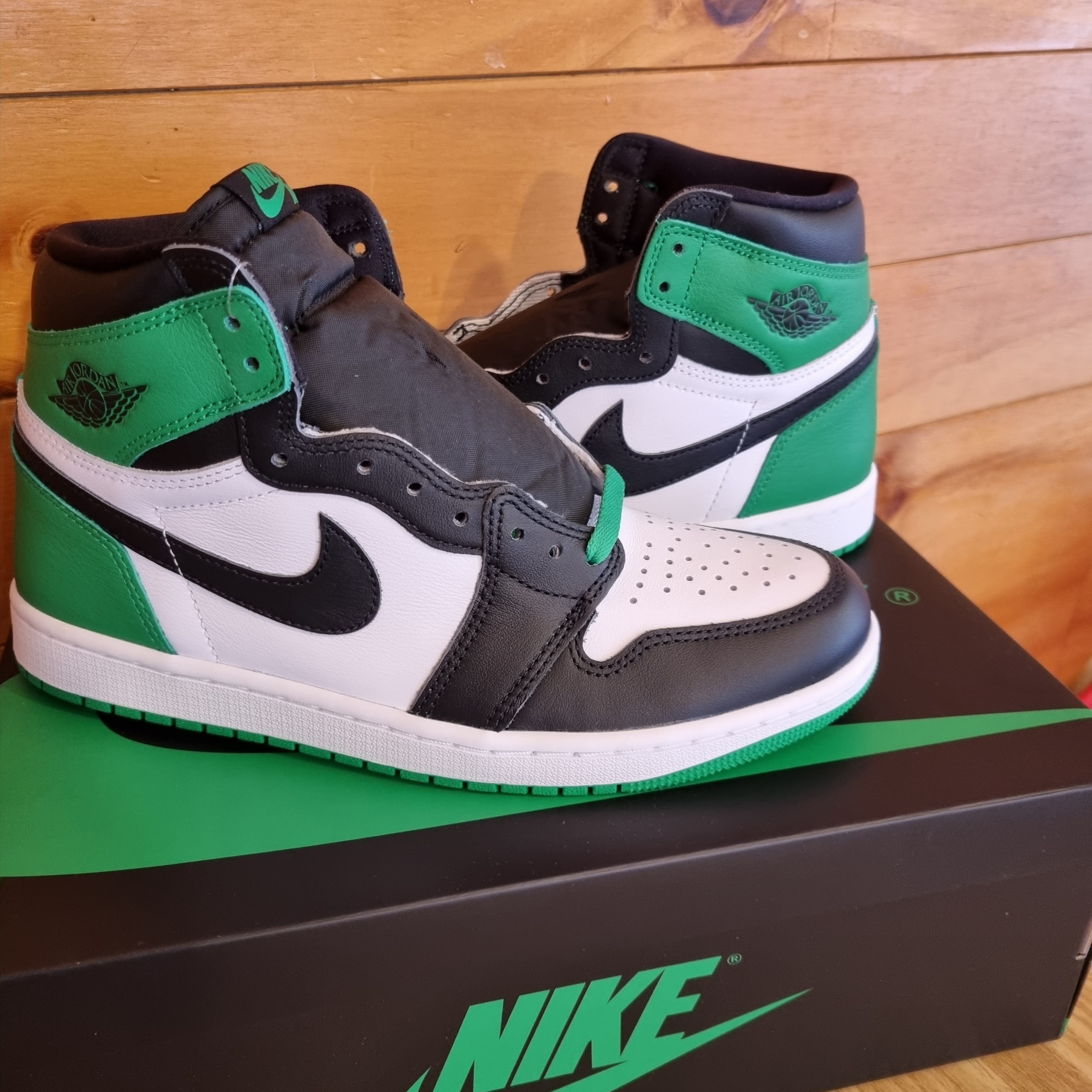 Jordan 1 Retro High OG Black and Lucky Green, Jordan 1 Retro High OG Pine Green Black 착용 스타일 - 1