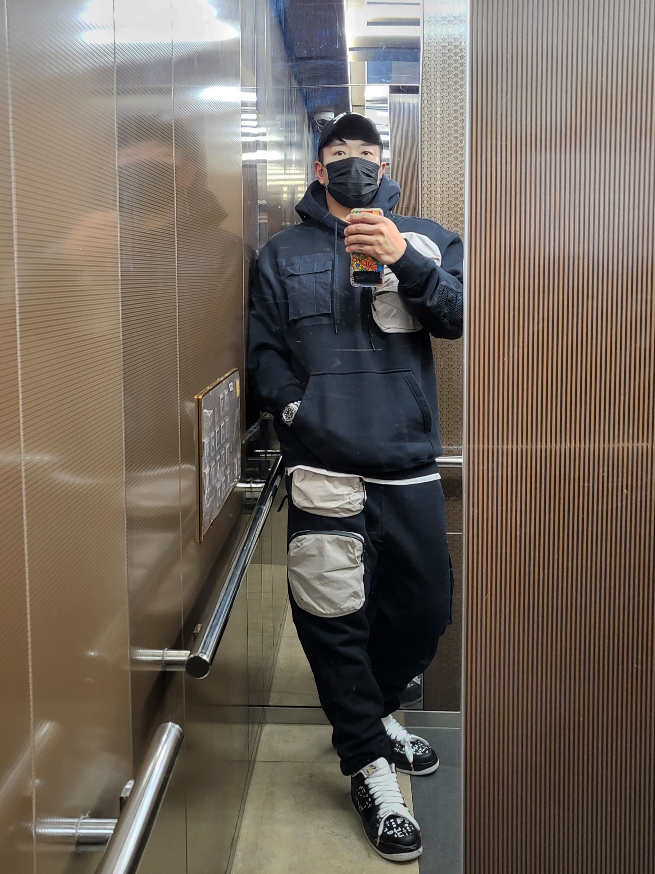Darkr8m Studio White Logo Cap, Nike x Travis Scott NRG AG Utility Hoodie Black 착용 스타일