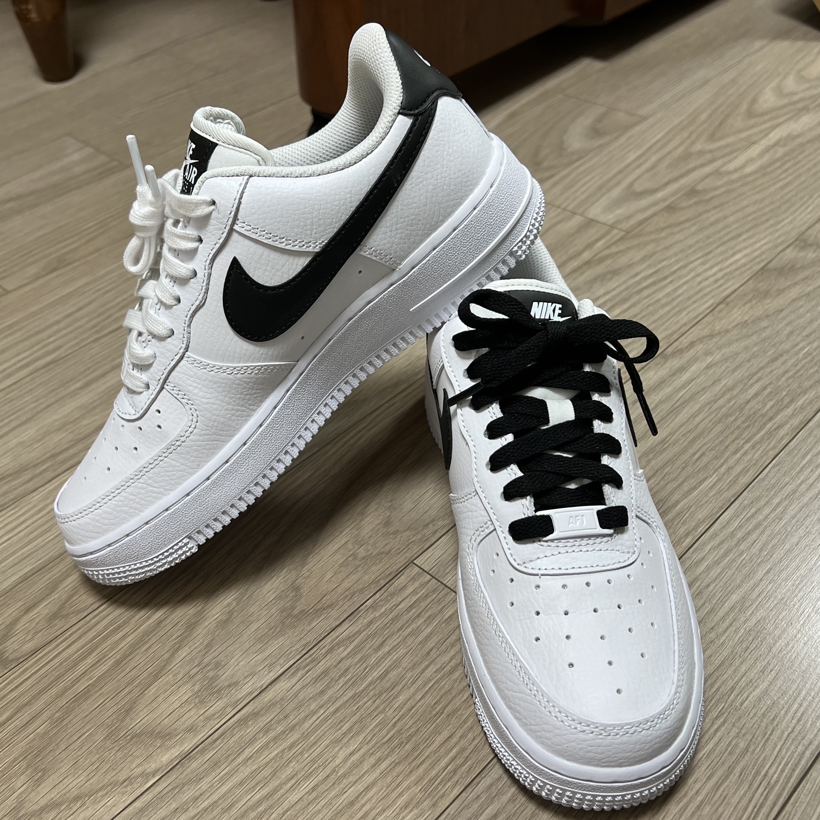 (W) Nike Air Force 1 '07 White Black 착용 스타일 - 1