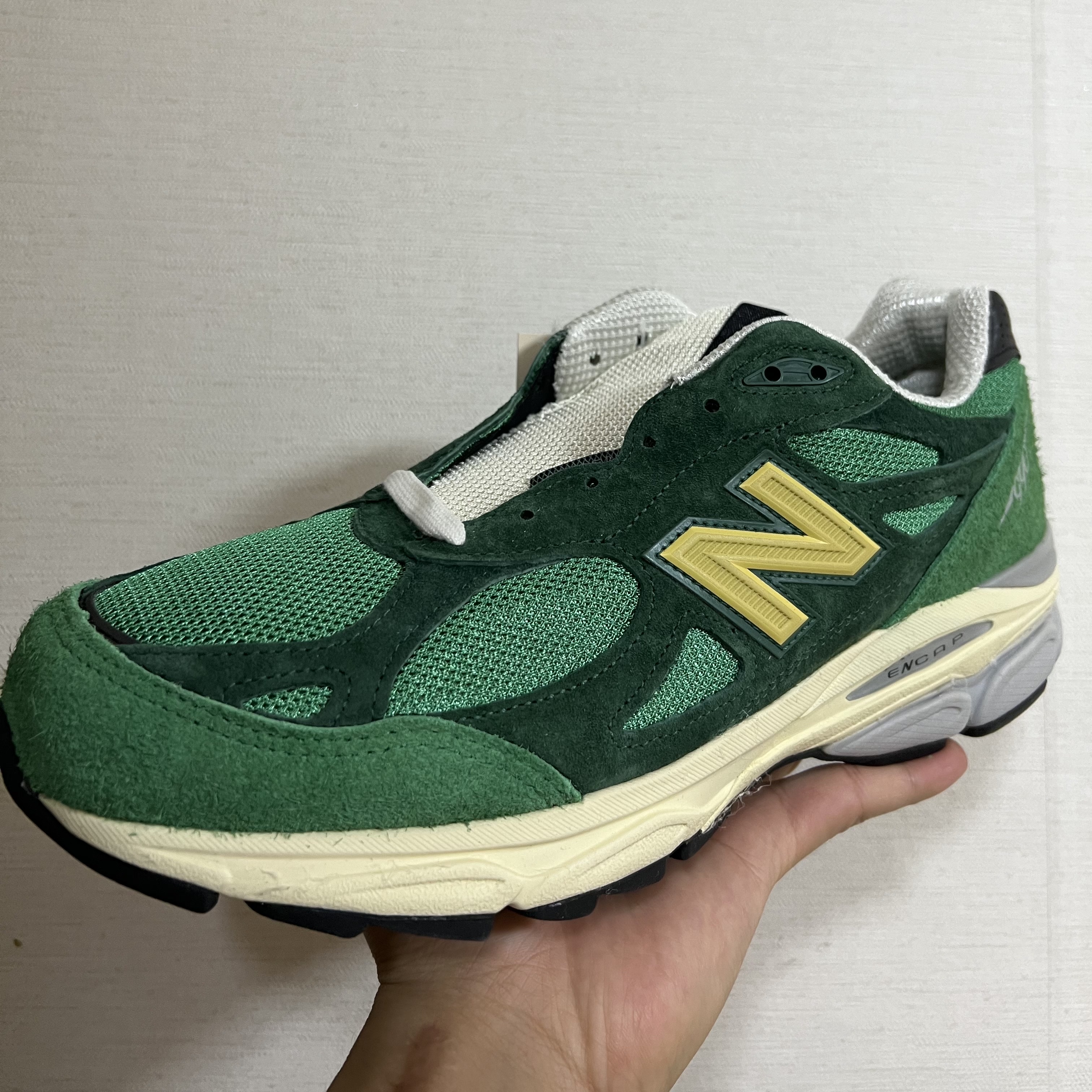 New Balance 990v3 Made in USA Kelly Green Varsity Gold 착용 스타일