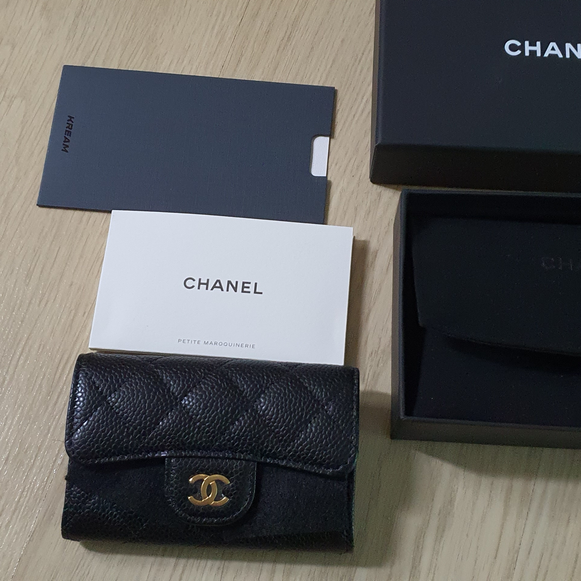 Chanel Classic Card Holder Grained Calfskin & Gold Black 착용 스타일