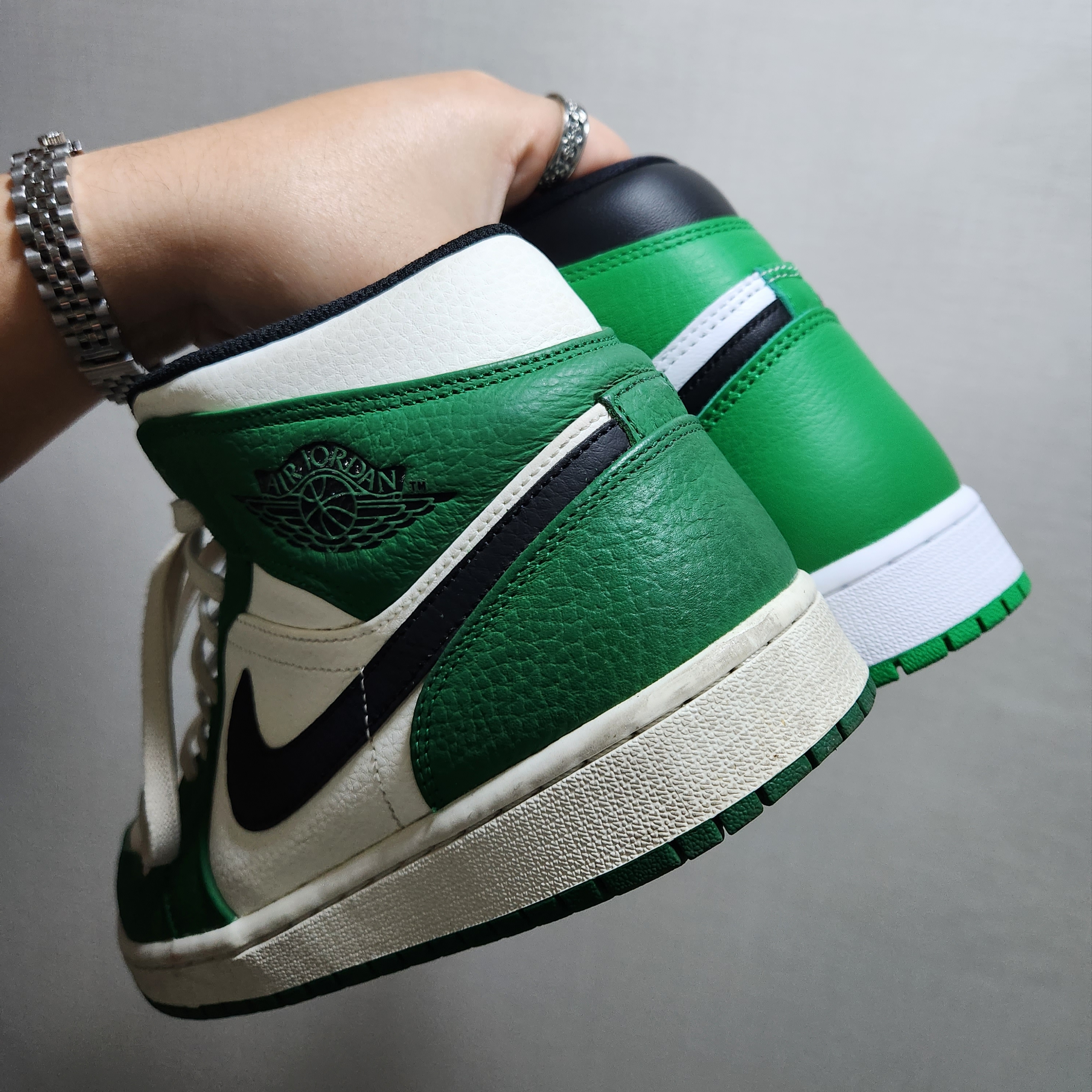 Jordan 1 Mid Pine Green, Jordan 1 Retro High OG Black and Lucky Green 착용 스타일