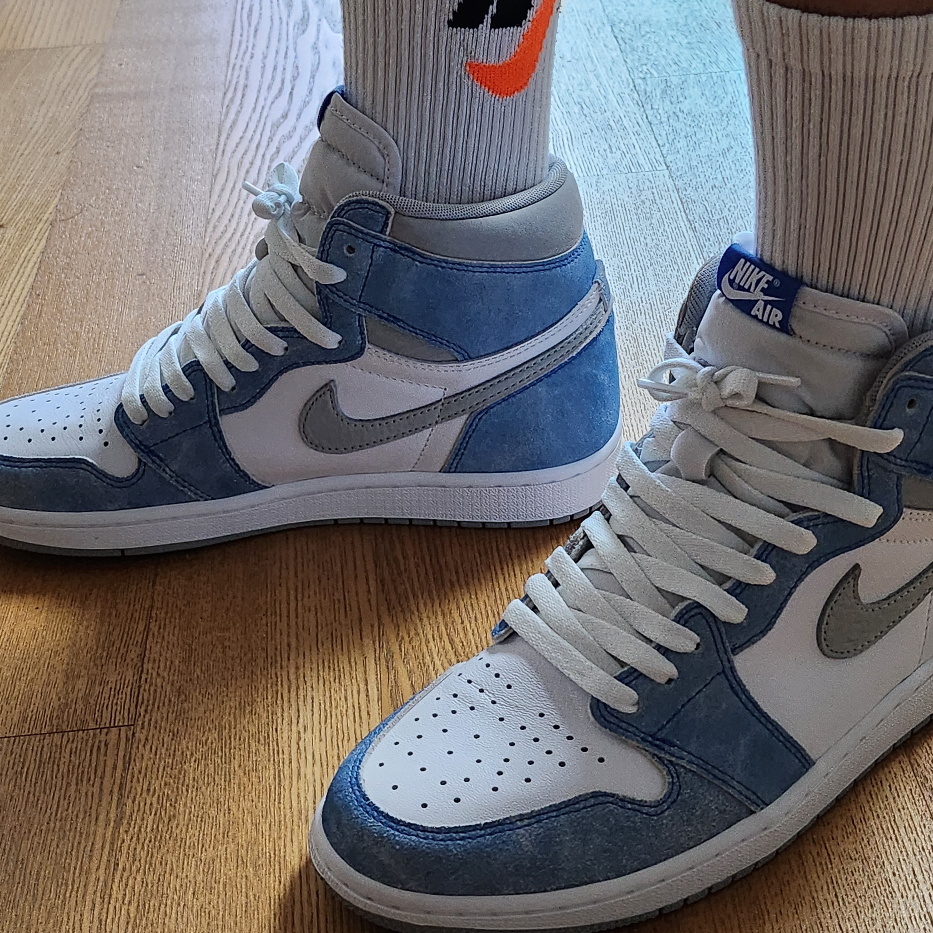 Jordan 1 Retro High OG Hyper Royal 착용 스타일 - 1