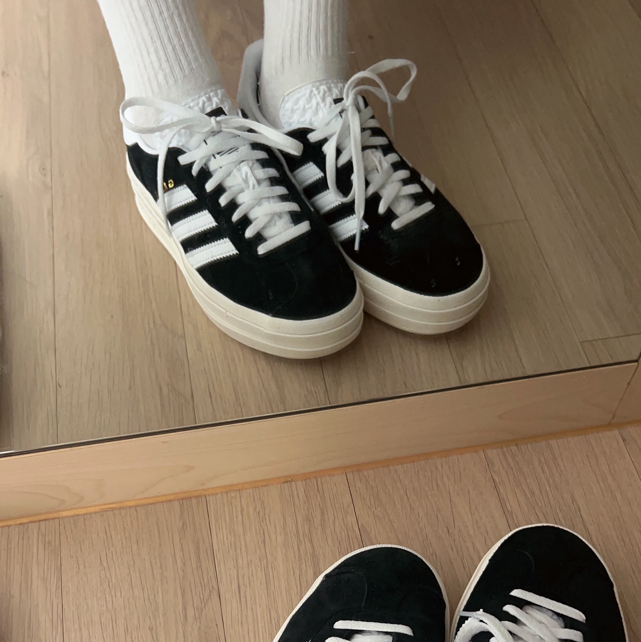 (W) Adidas Gazelle Bold Core Black Cloud White 착용 스타일