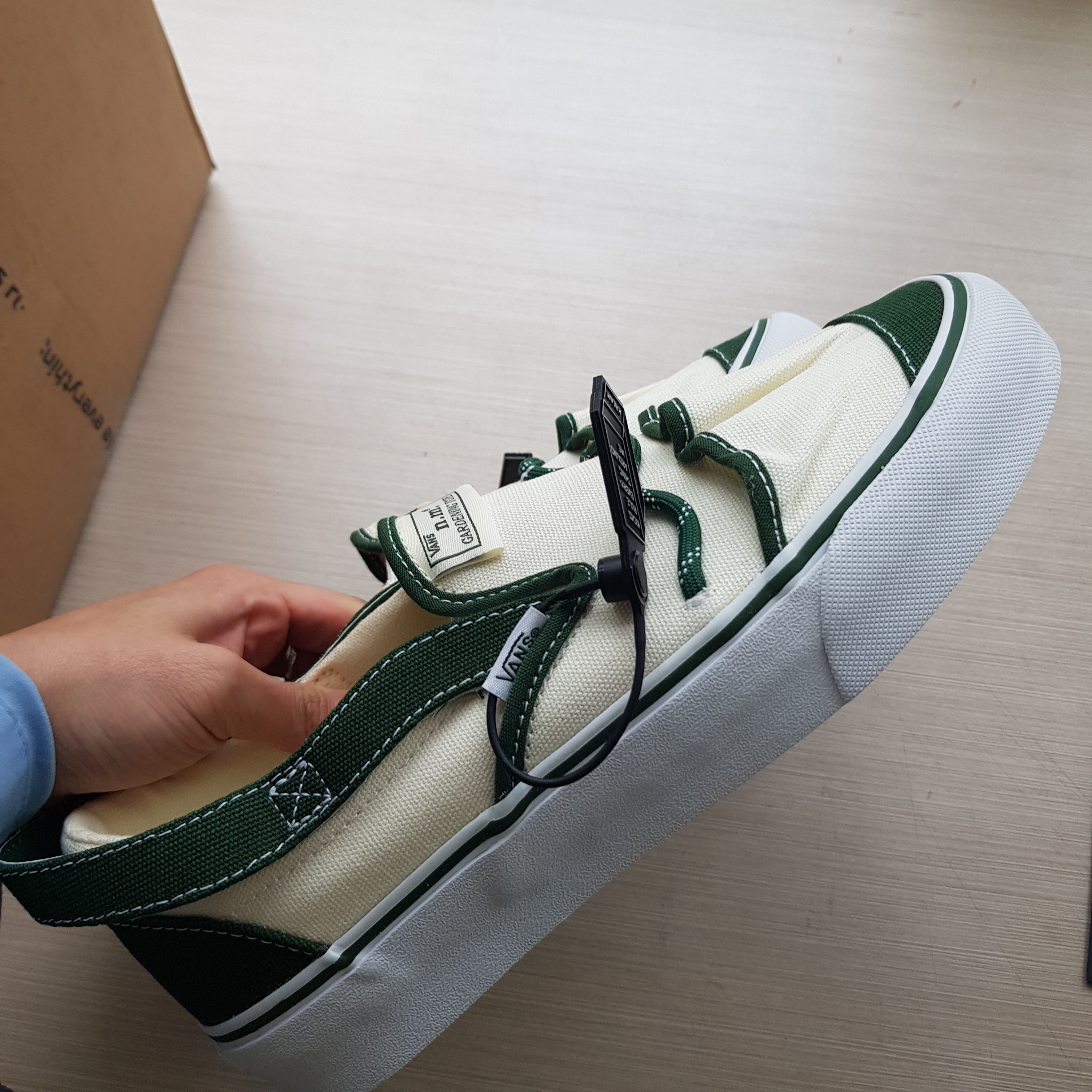 Vans Vault x Nicole McLaughlin Slip-On VR3 LX White Green 착용 스타일 - 1