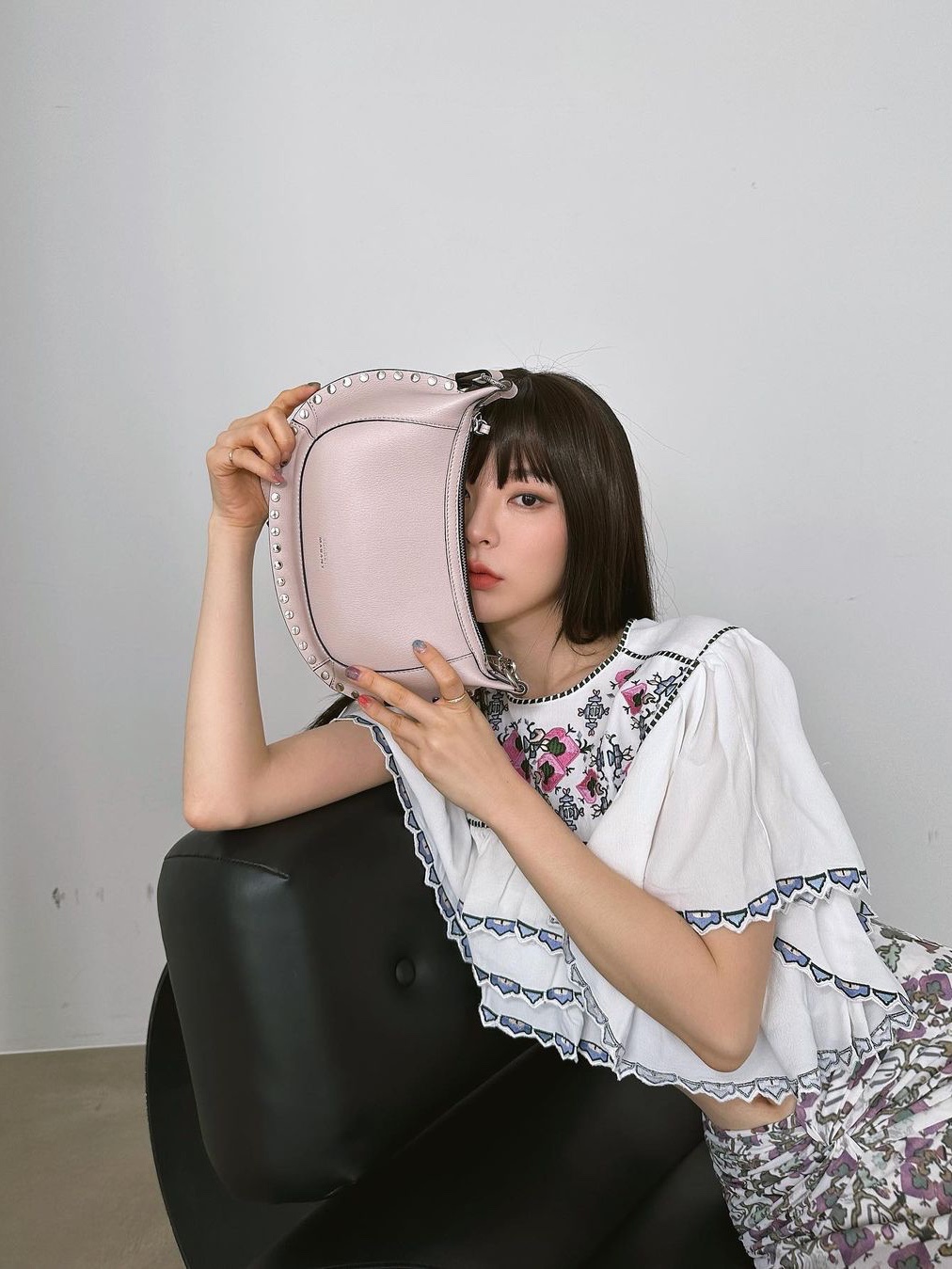 Isabel Marant Oskan Moon Grained Leather Shoulder Bag Pearl Rose - 23SS 착용 스타일 - 2