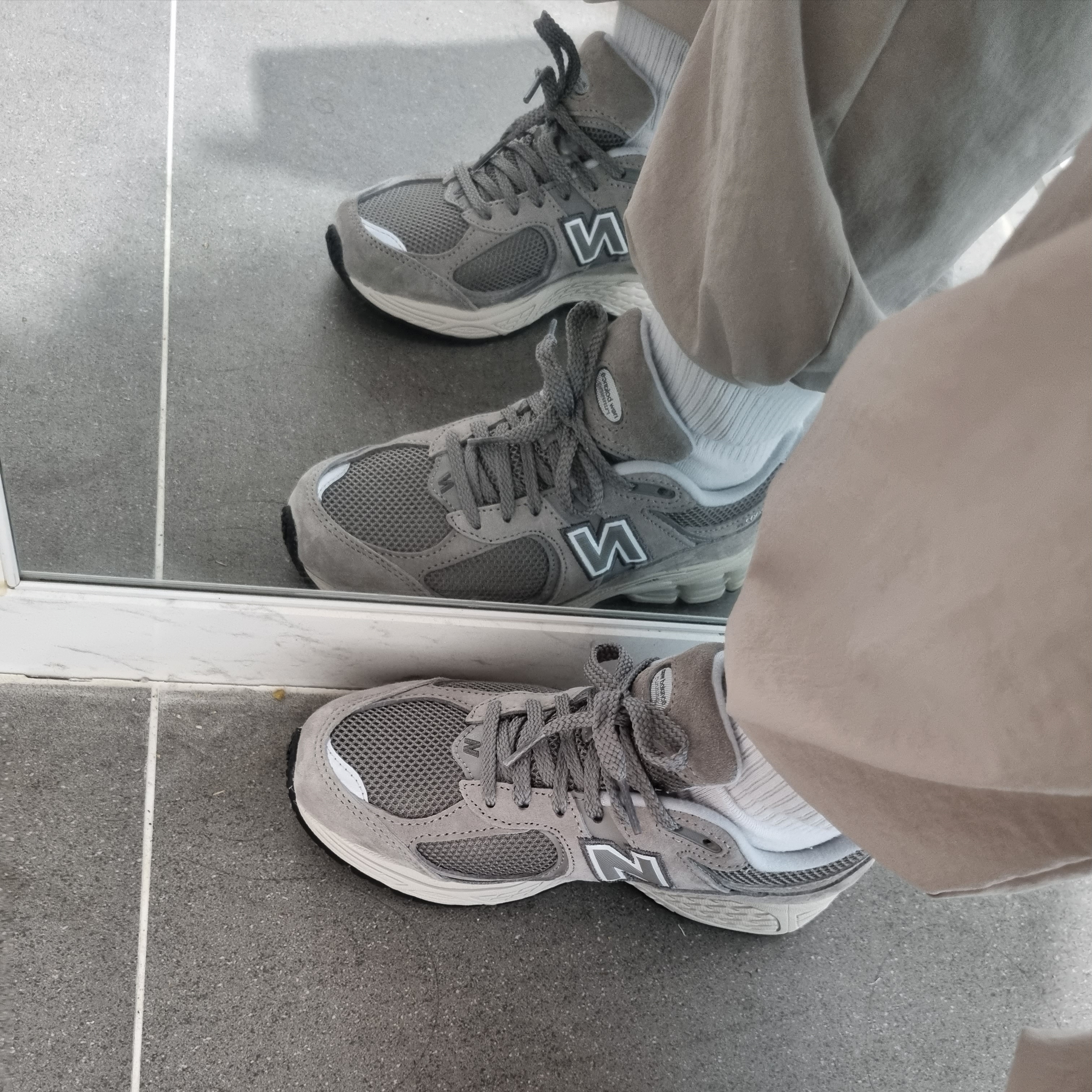 New Balance 2002R Grey 착용 스타일