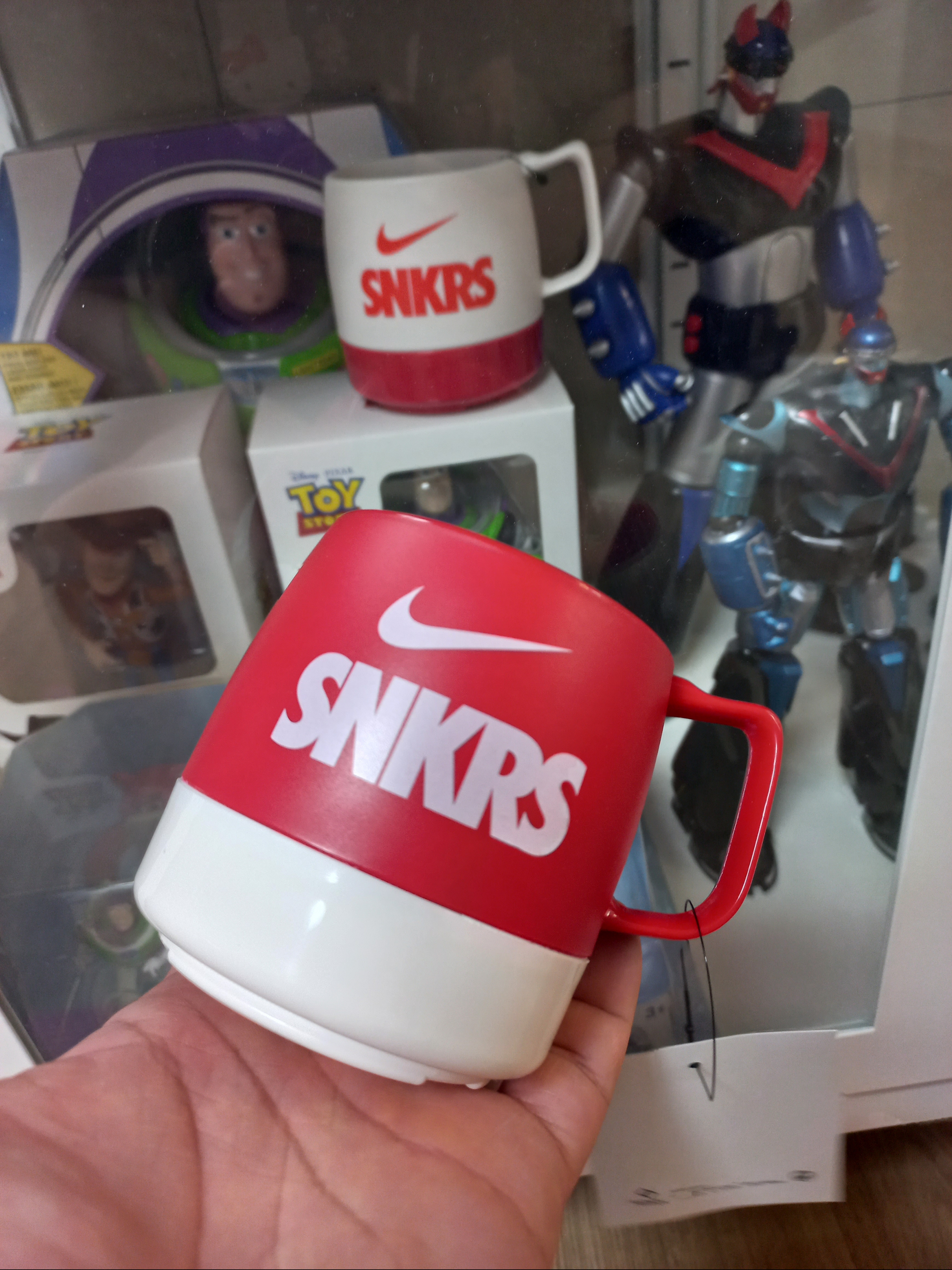 Helinox x Nike SNKRS Lounge Souvenir Dinex Mug Red White, Helinox x Nike SNKRS Lounge Souvenir Dinex Mug White 착용 스타일 - 1
