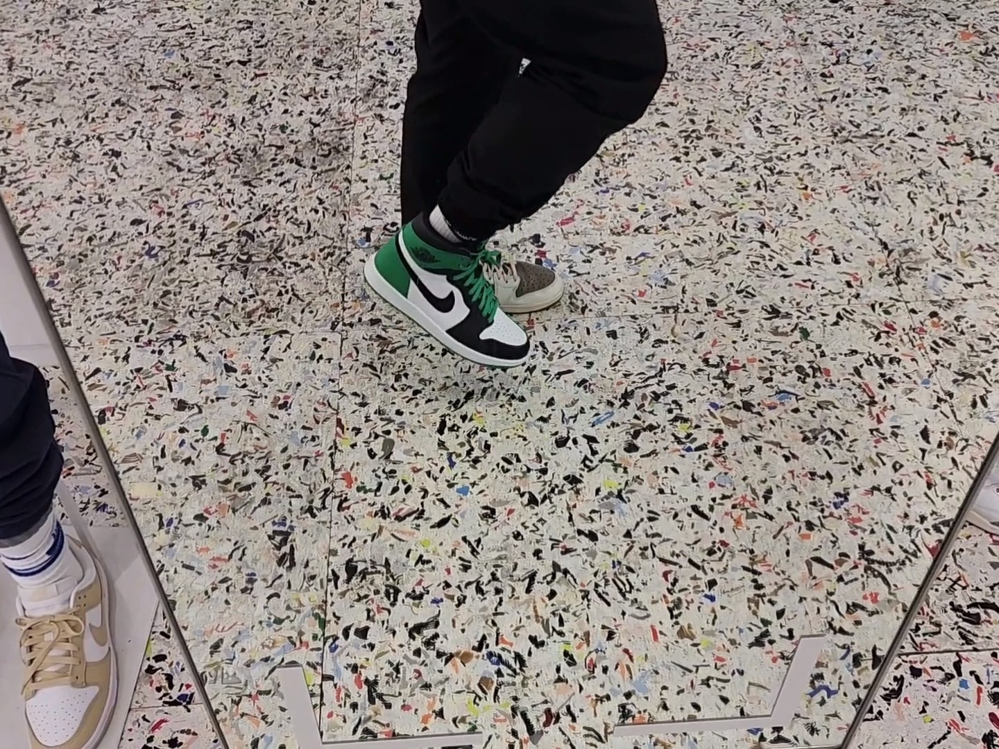 Jordan 1 Retro High OG Black and Lucky Green 착용 스타일 - 2