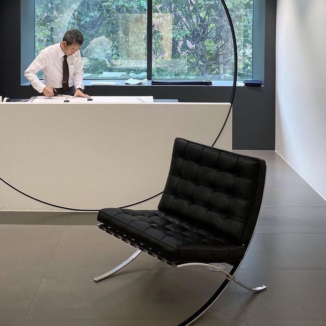 Knoll Barcelona Chair Black 착용 스타일