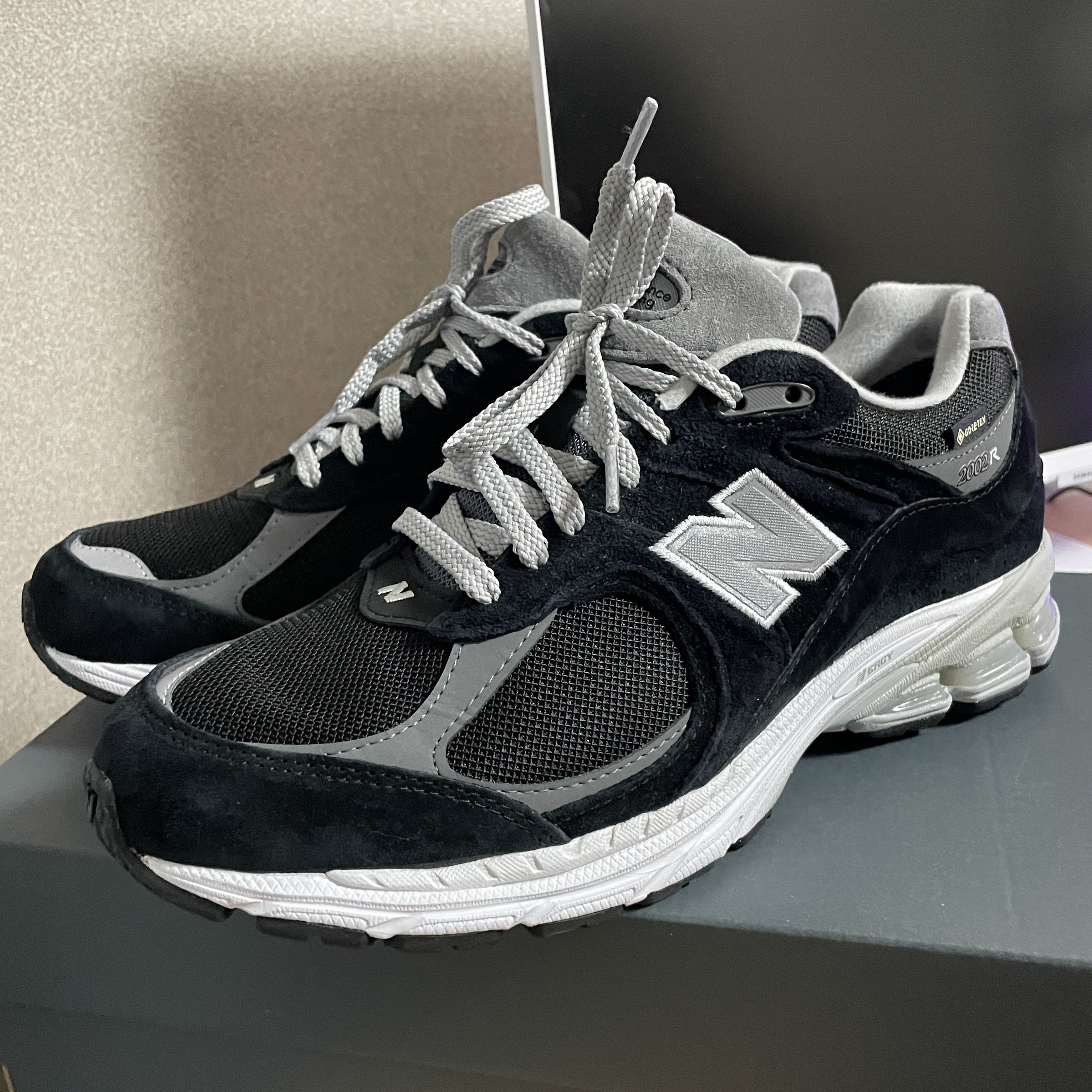 New Balance 2002R Gore-Tex Black Silver Metalic 착용 스타일