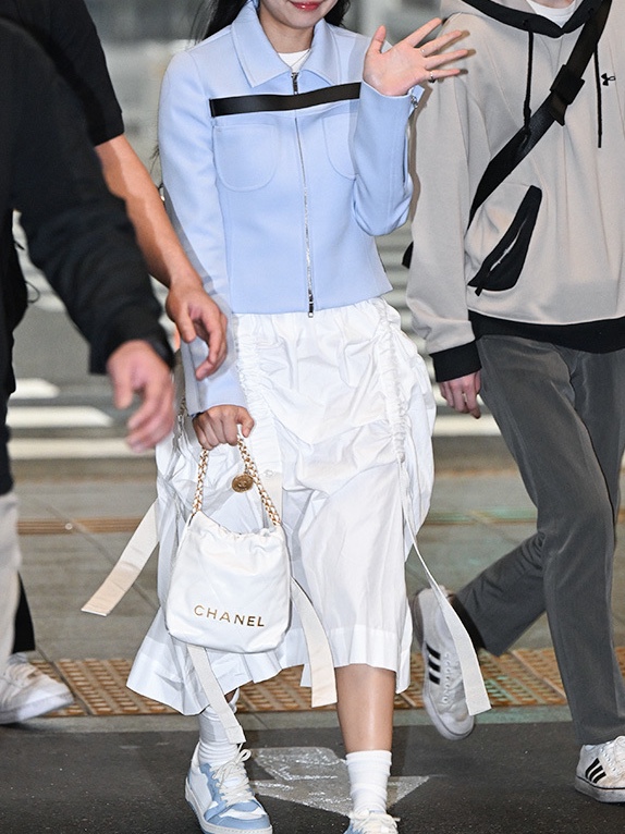 (W) Courreges Twill Strap Jacket Sky, Chanel 22 Small Handbag Shiny Calfskin & Gold White 착용 스타일 - 2