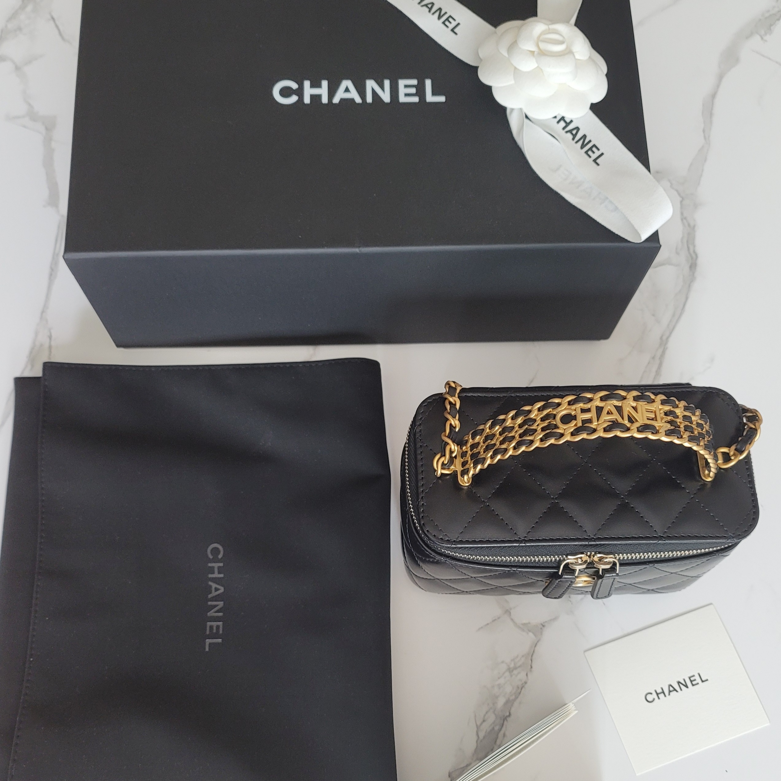 Chanel Clutch with Chain Shiny Calfskin & Gold Black 착용 스타일 - 1