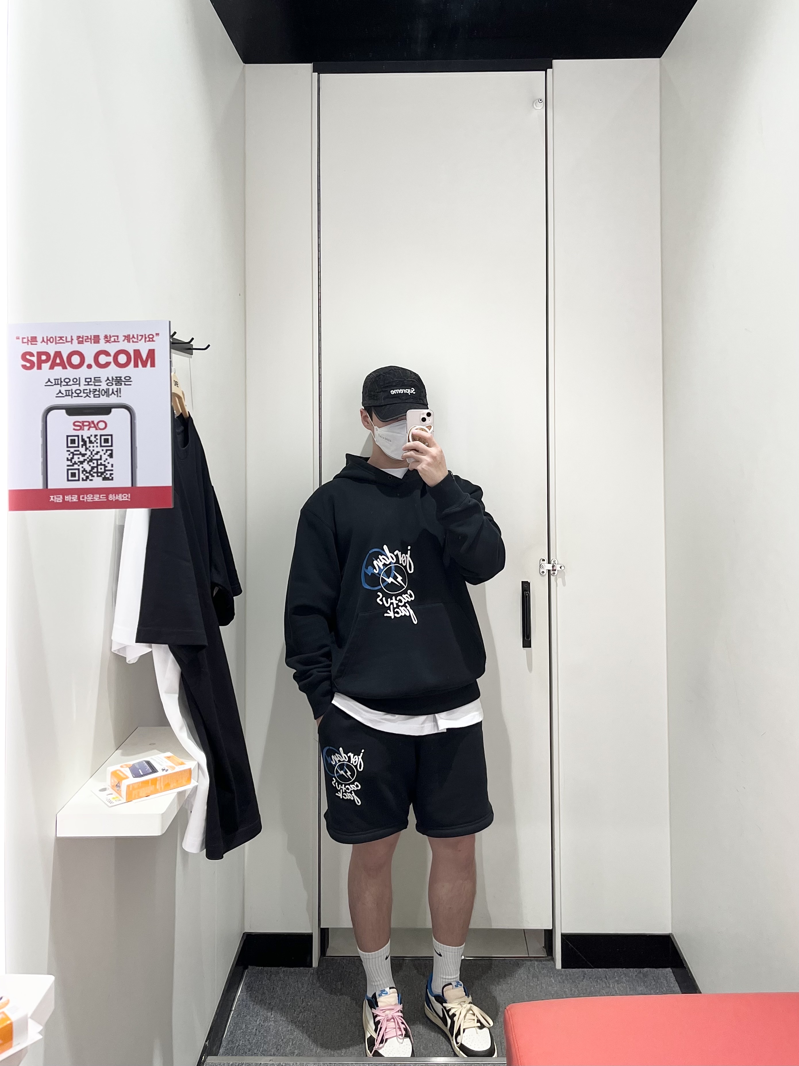 Supreme Frayed Logos Denim Camp Cap Black - 21SS, Jordan x Travis Scott x Fragment Hoodie Black (DJ0615-010) 착용 스타일
