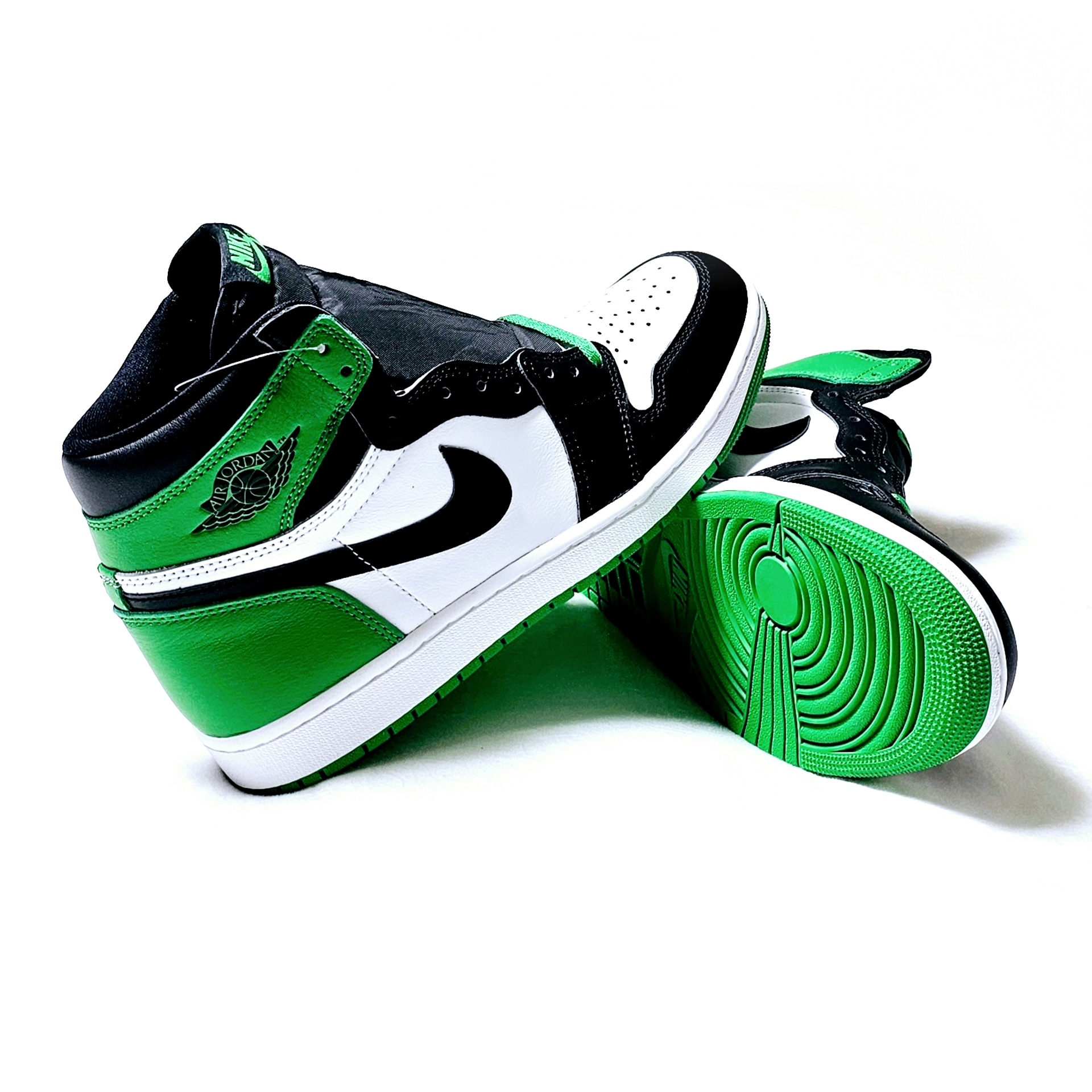 Jordan 1 Retro High OG Black and Lucky Green 착용 스타일 - 2