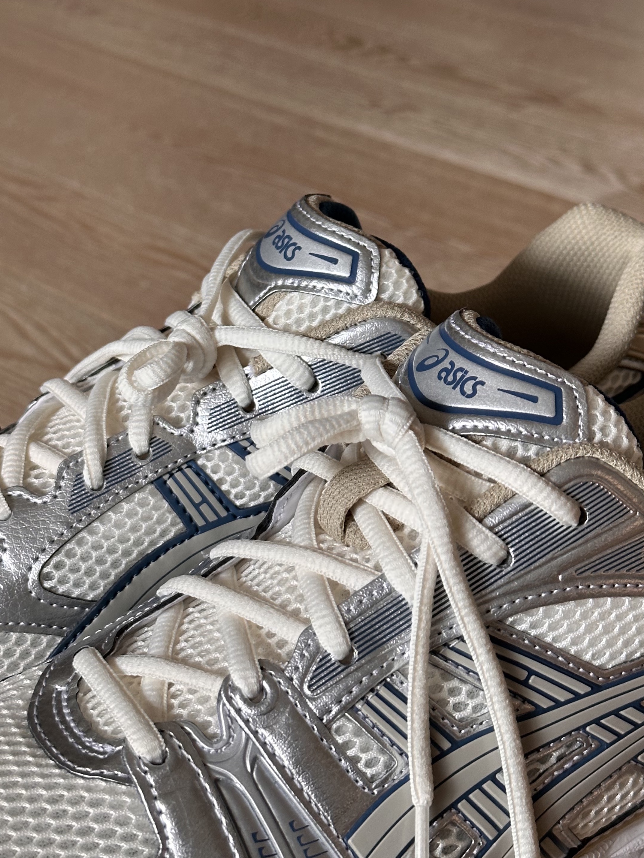 Asics Gel-Kayano 14 Cream Pure Silver 착용 스타일 - 3