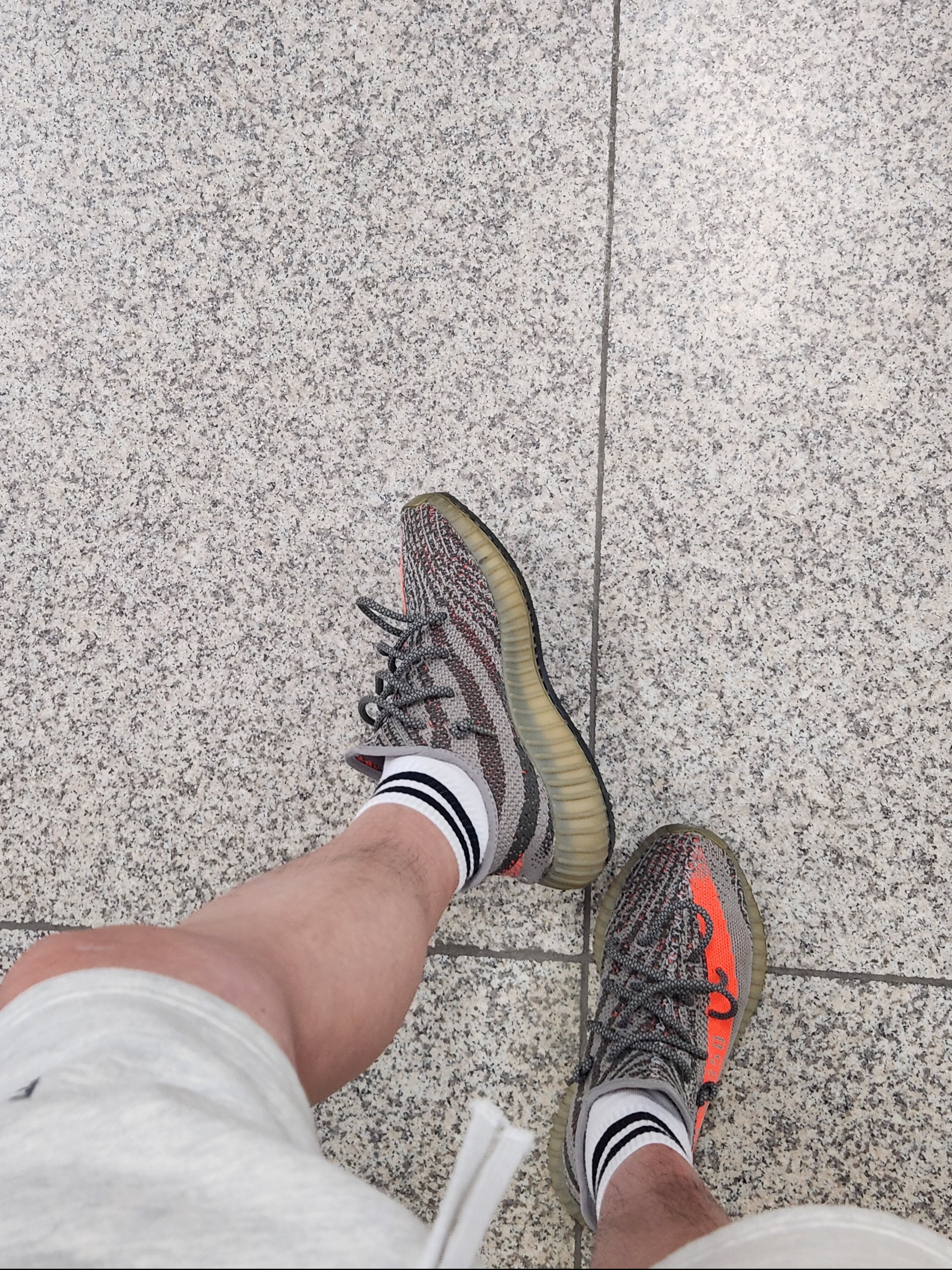Adidas Yeezy Boost 350 V2 Beluga 착용 스타일