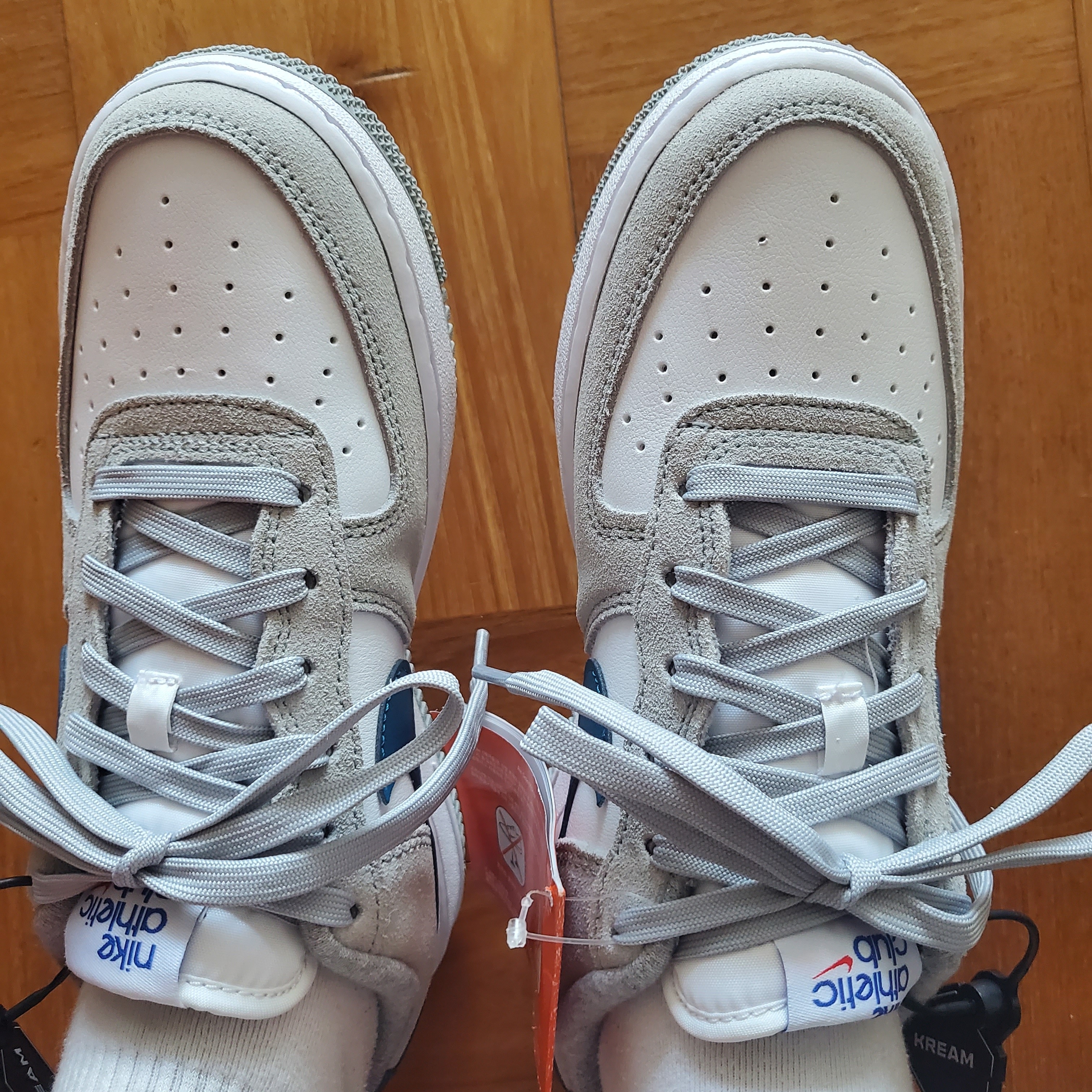 (GS) Nike Air Force 1 LV8 Athletic Club Light Smoke Grey Marina 착용 스타일 - 2