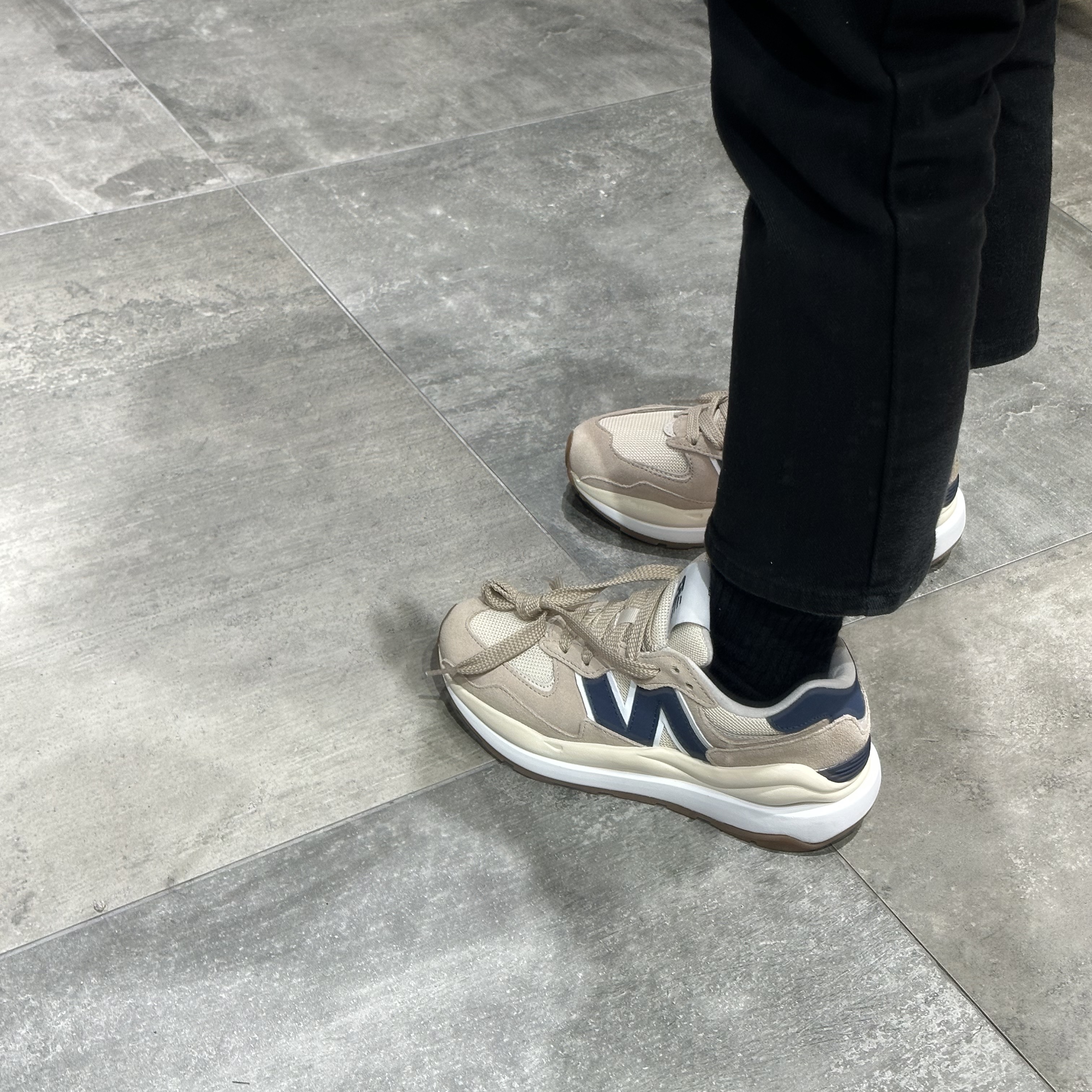 New Balance 5740 Brown Navy 착용 스타일 - 3