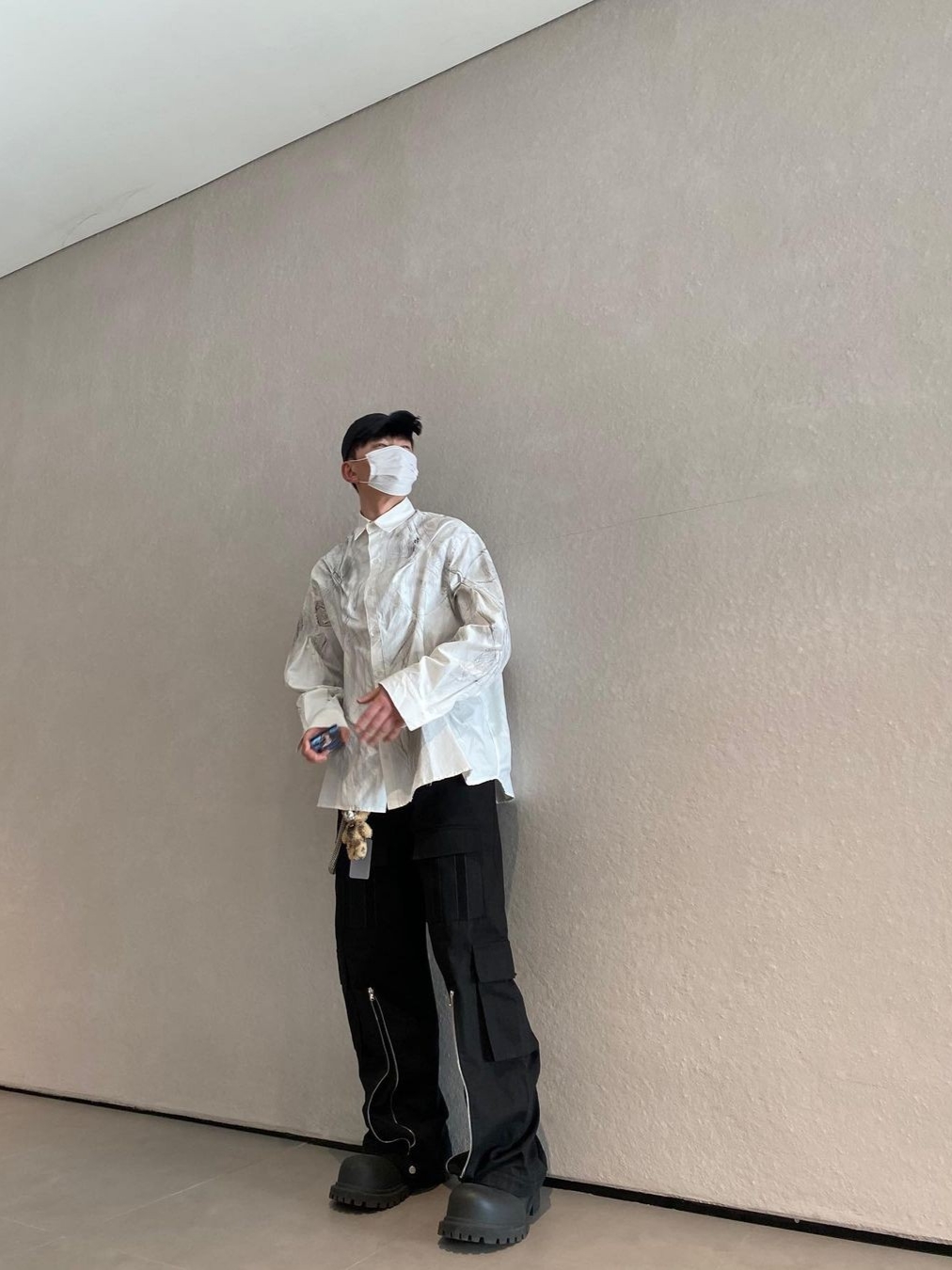 [KREAM 단독] AOP Tetsdo 6 Rail Cargo Pants Black, Balenciaga Steroid Derby Black 착용 스타일 - 1