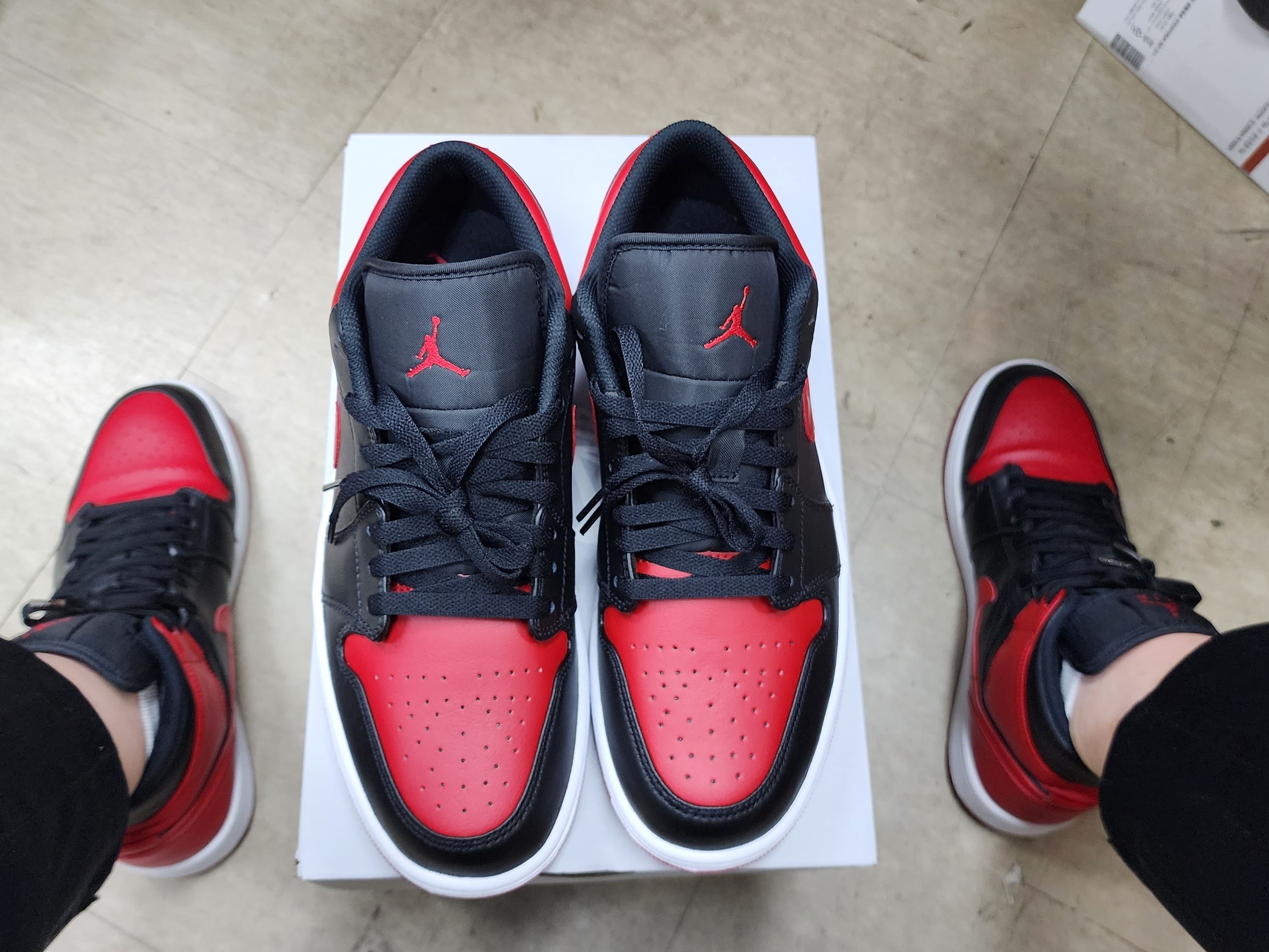 Jordan 1 Low Alternate Bred Toe, Jordan 1 Mid Bred Banned 2020 착용 스타일 - 3