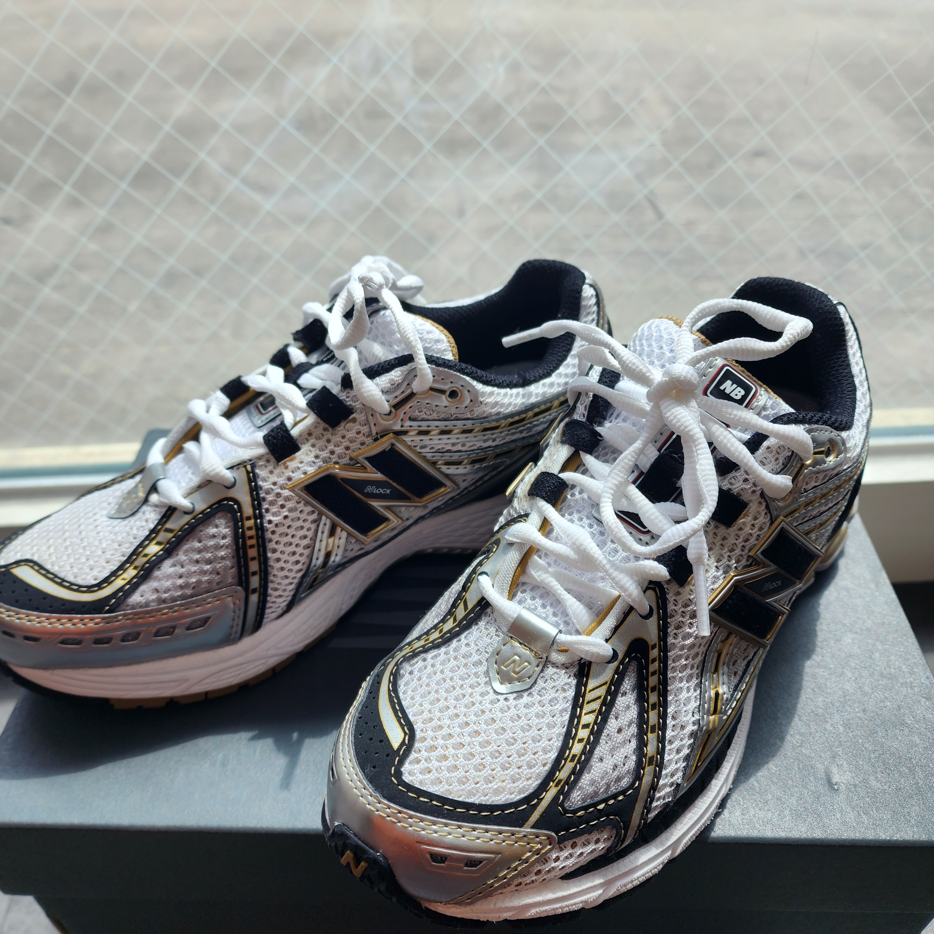 New Balance 1906R White Gold 착용 스타일 - 2