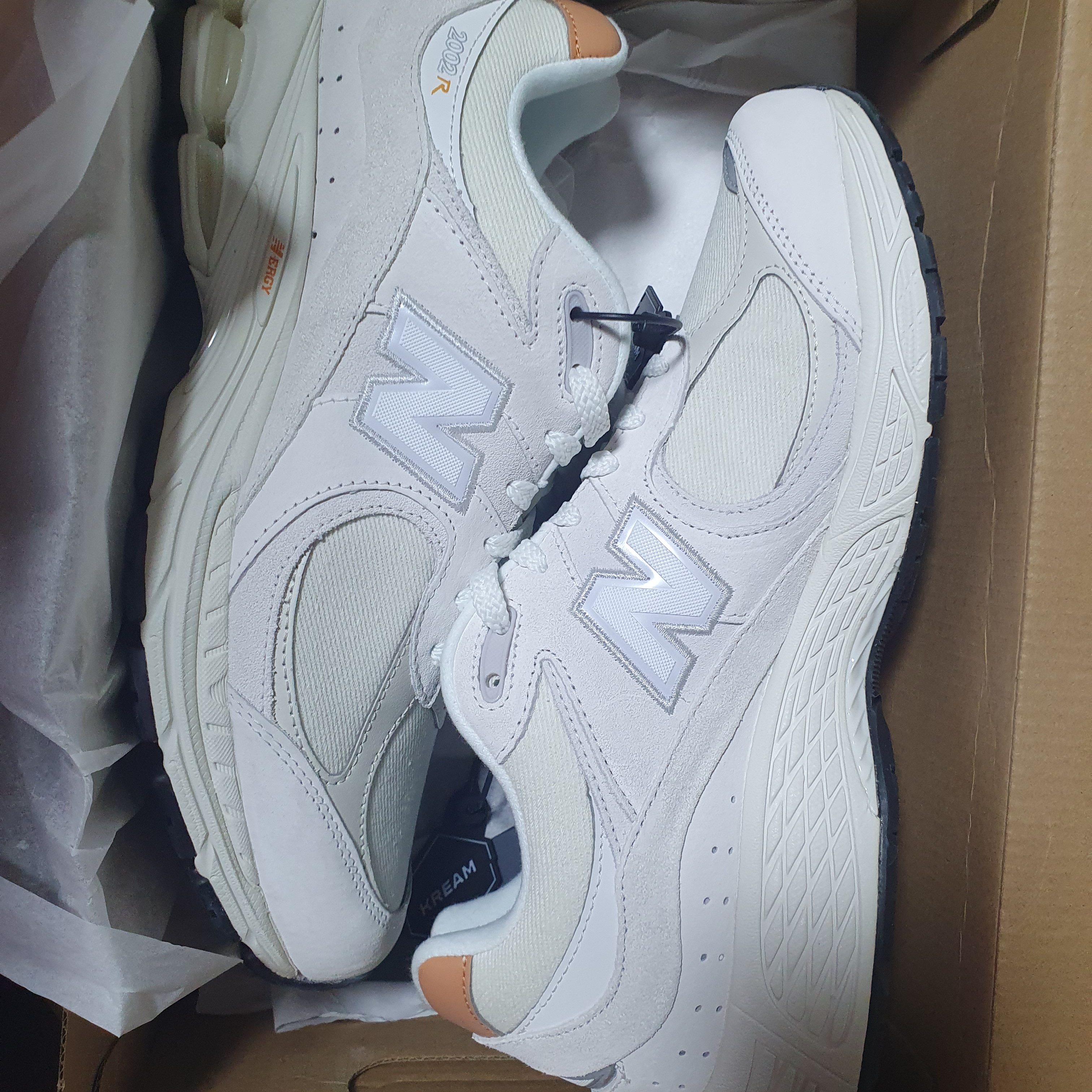 New Balance 2002R Reflection Sepia Sea Salt 착용 스타일