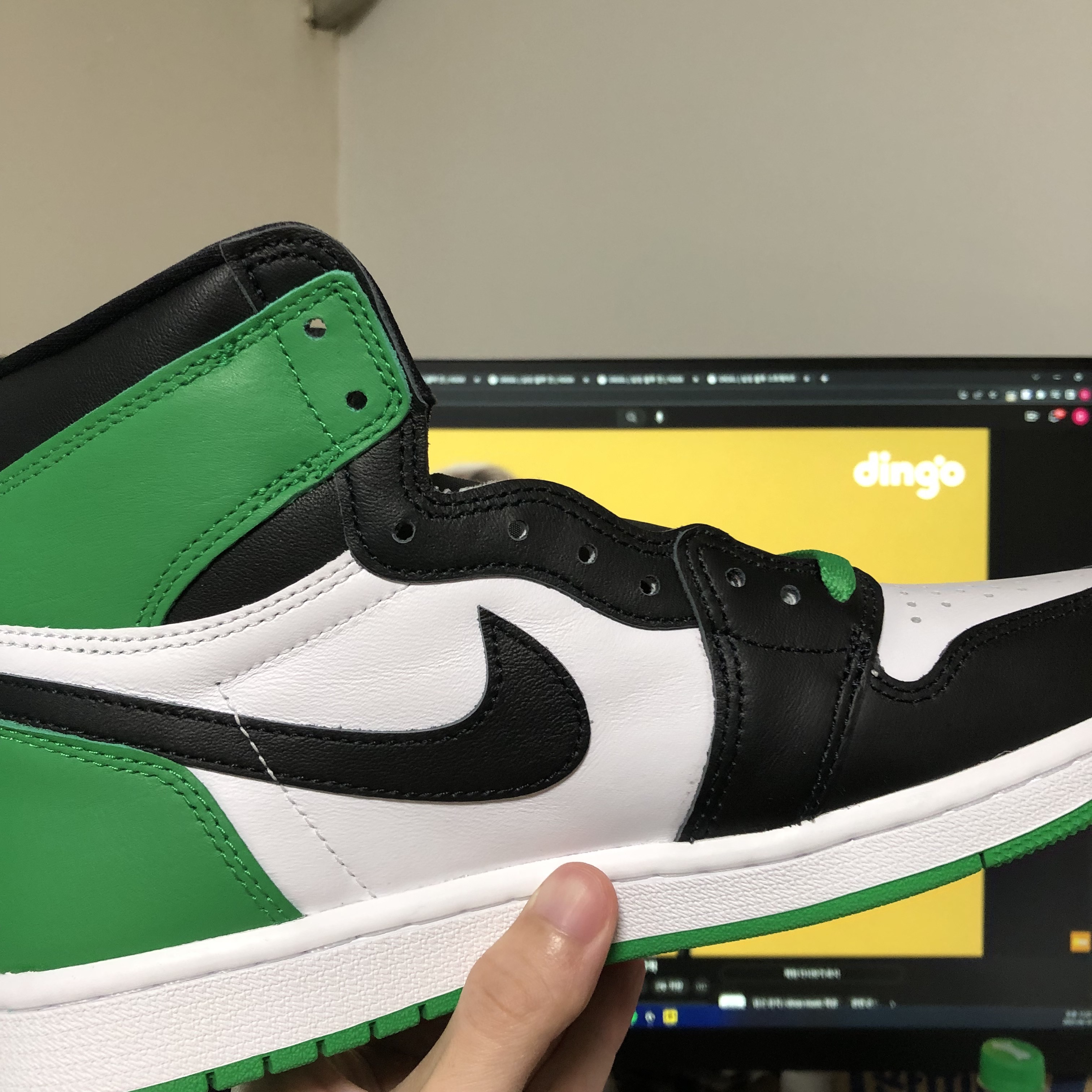 Jordan 1 Retro High OG Black and Lucky Green 착용 스타일 - 2