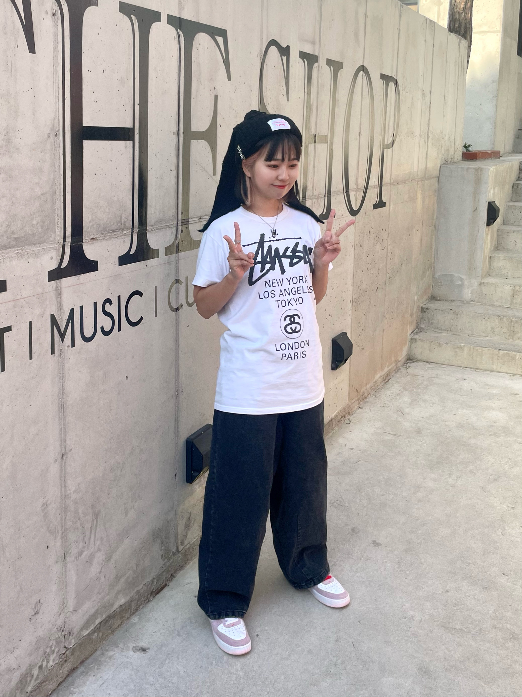 Nike Air Force 1 '07 QS Valentine's Day, Stussy World Tour T-Shirt White 착용 스타일 - 2