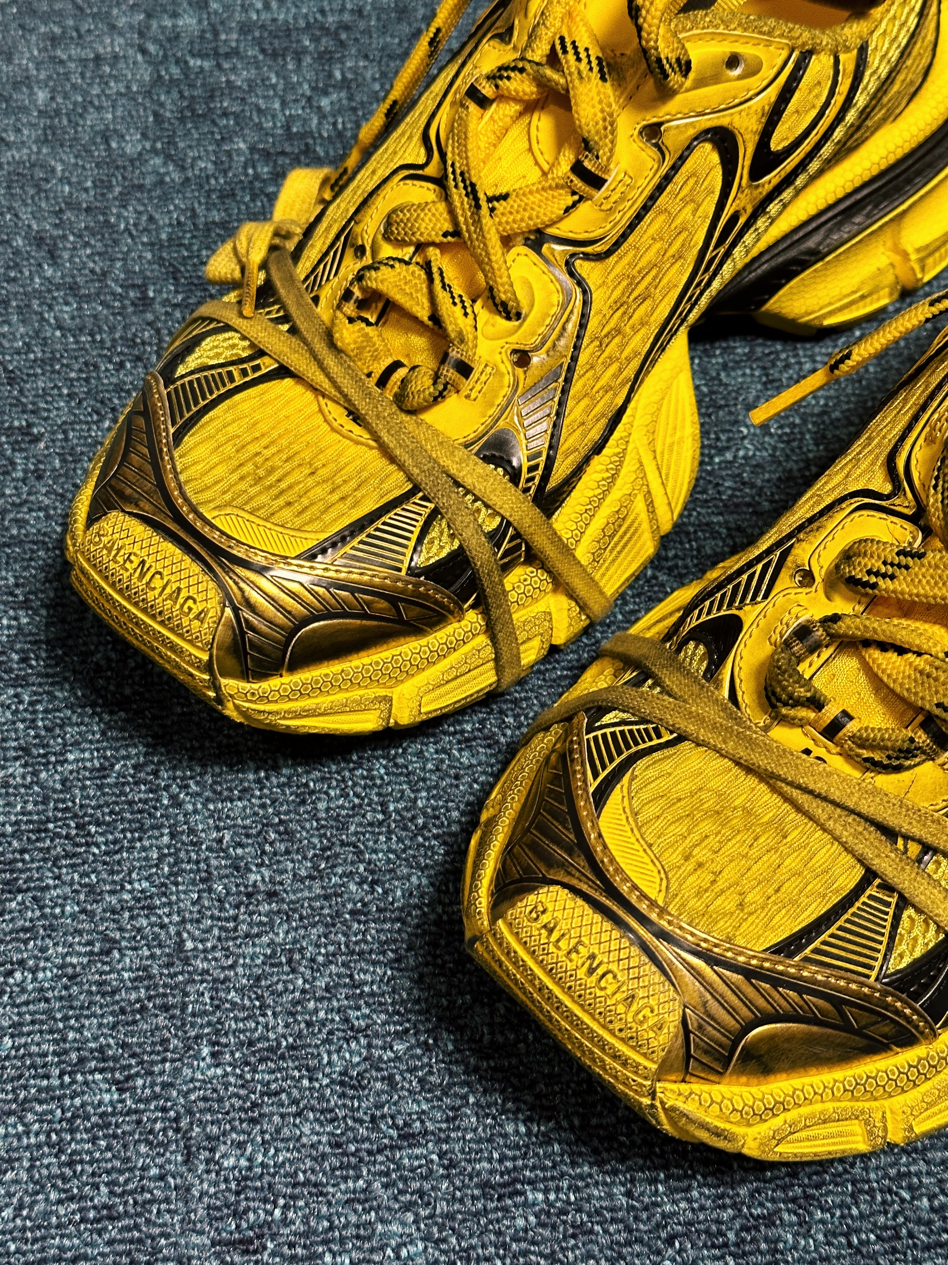Balenciaga 3XL Sneakers Yellow Black 착용 스타일 - 3