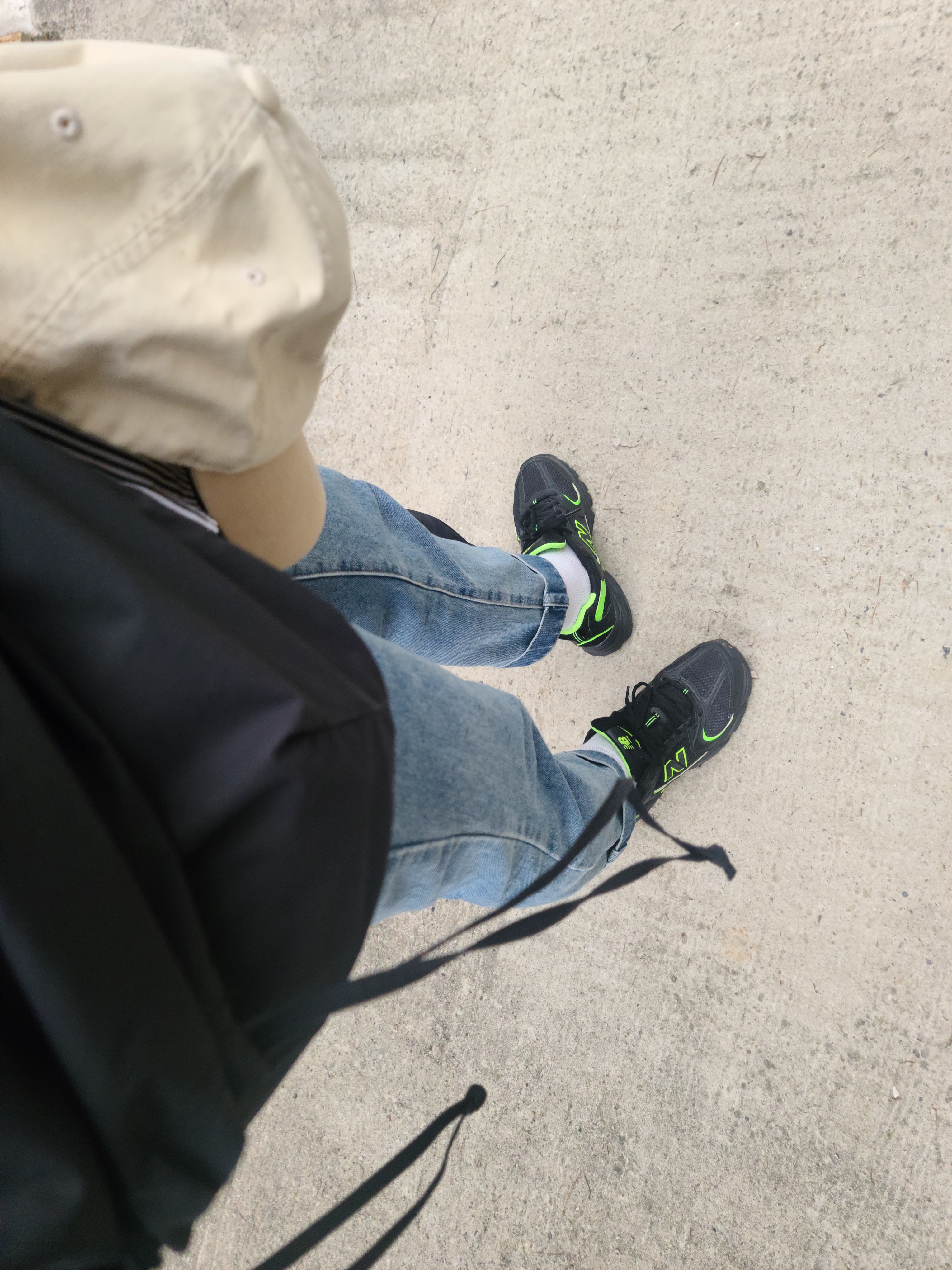 New Balance 530 Black Neon 착용 스타일
