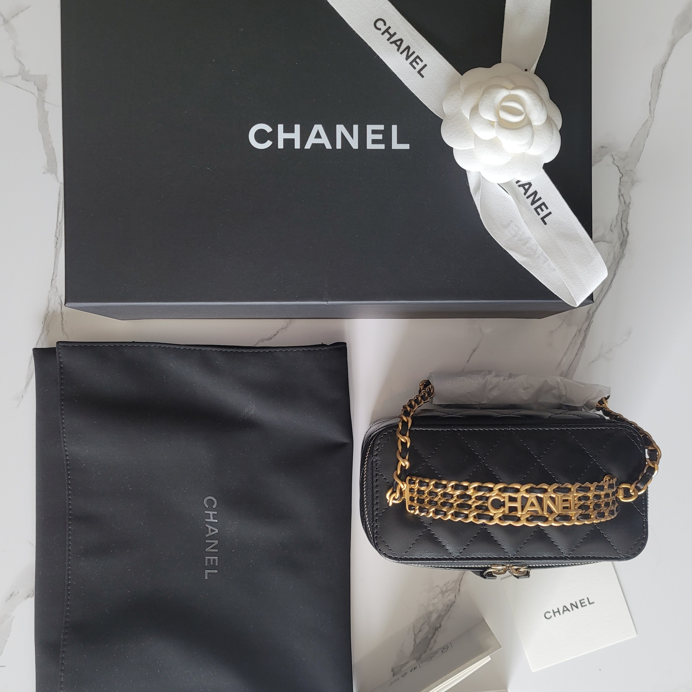 Chanel Clutch with Chain Shiny Calfskin & Gold Black 착용 스타일 - 2