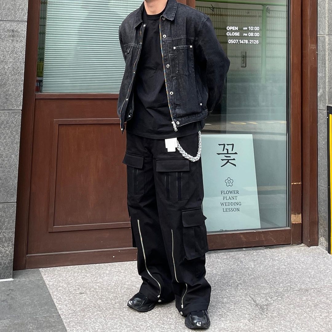 [KREAM 단독] AOP Tetsdo 6 Rail Cargo Pants Black, Balenciaga Runner Sneakers Monocolor Black 착용 스타일