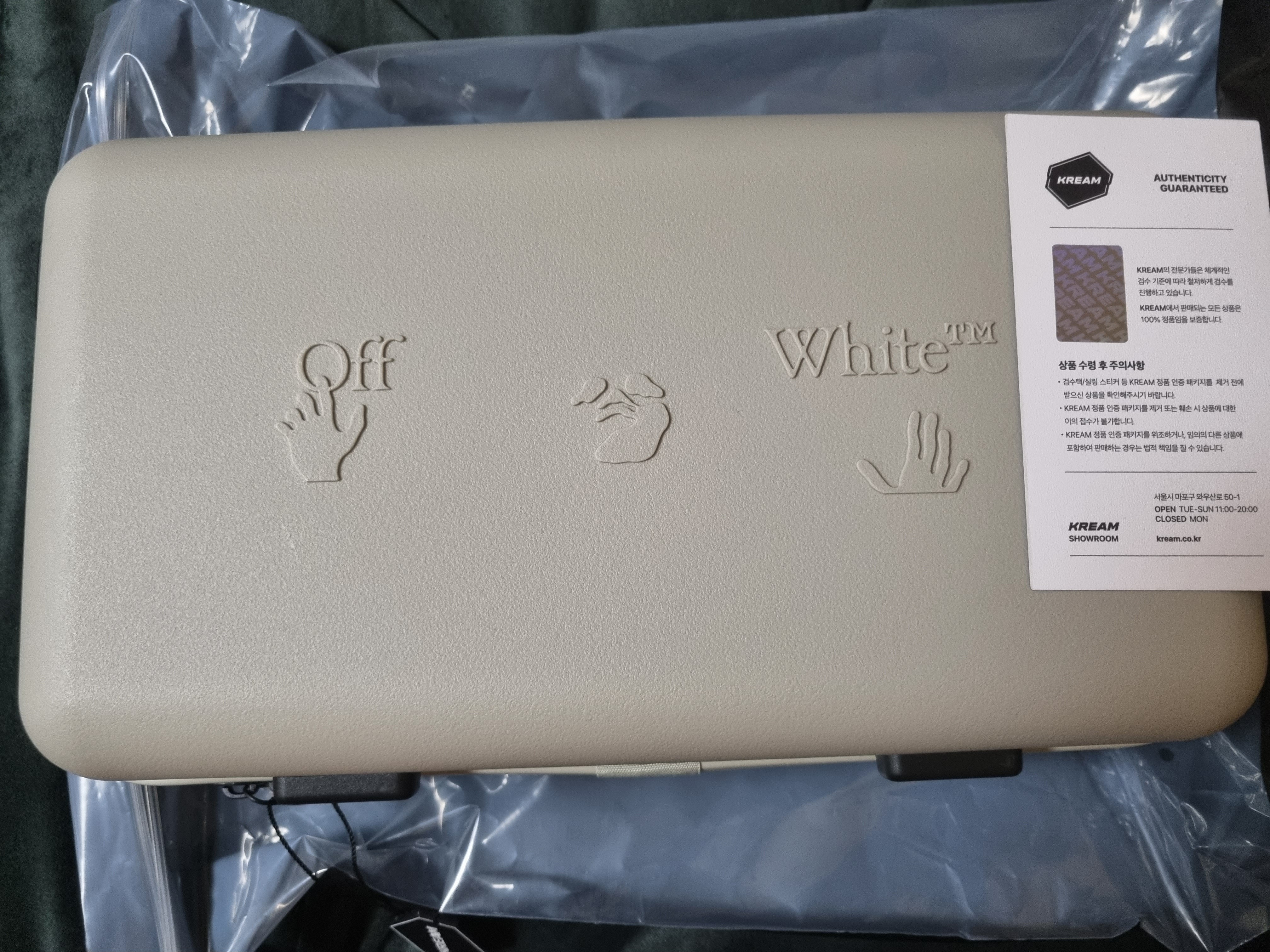 Off-White x Amore Pacific Protection Box (Without Cosmetics) 착용 스타일 - 2