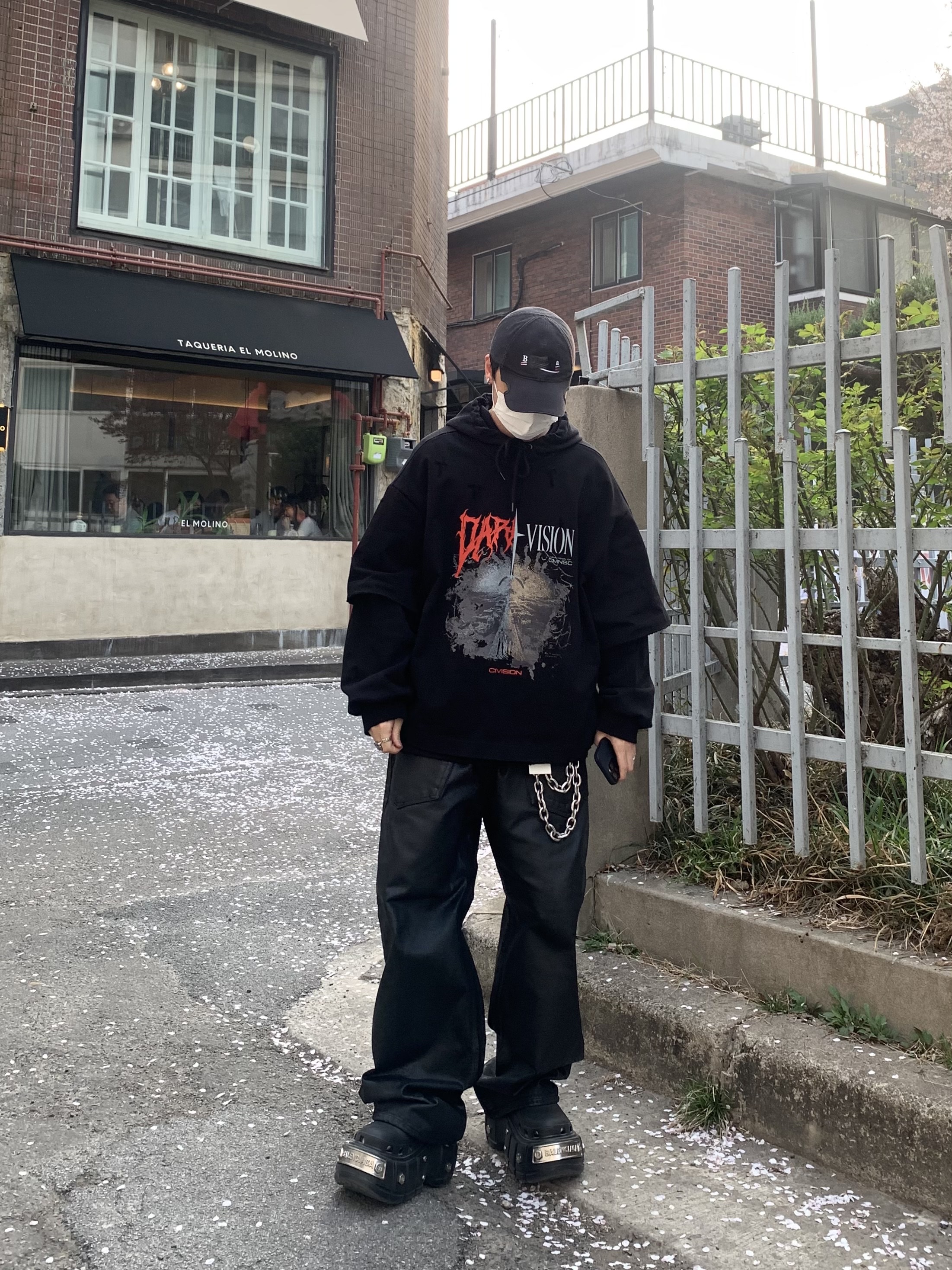 Balenciaga x Crocs Hardcrocs Slide Black, Project G/R Coated Backward Denim Pants Black 착용 스타일 - 1