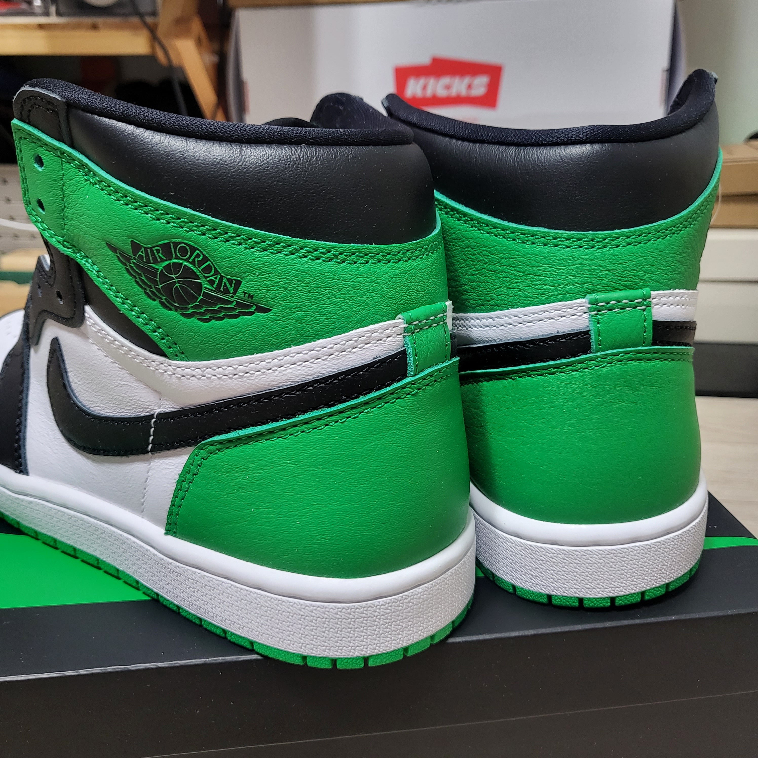 Jordan 1 Retro High OG Black and Lucky Green, Stussy Small Stock Crew Socks White (3 Pack) 착용 스타일 - 5