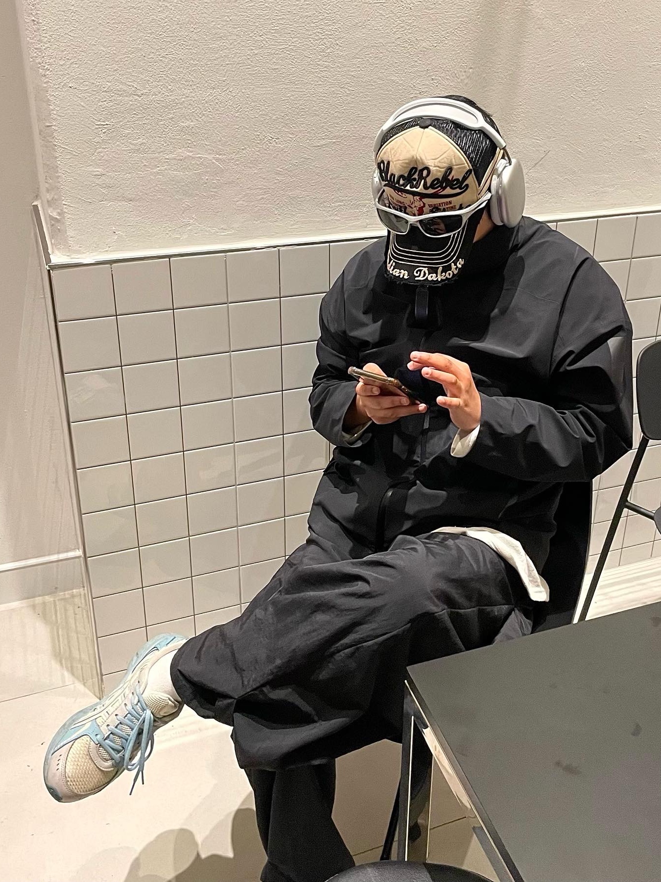 Asics Gel-Kyrios Cream Oyster Grey, Apple AirPods Max Lightning Silver (Korean Ver.) 착용 스타일 - 3