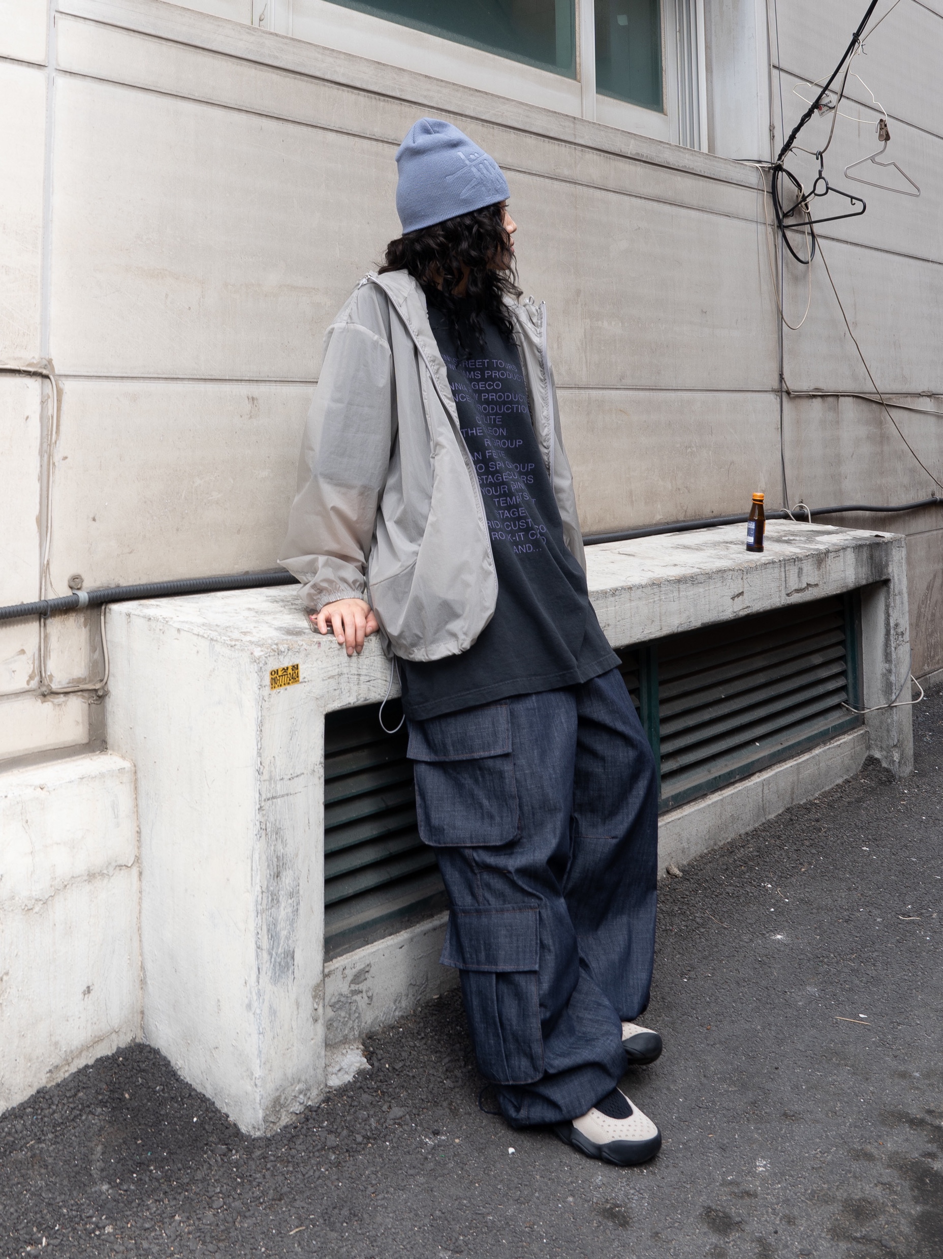 Stussy Debossed Stock Logo Beanie Blue, Oakley Factory Team x Brain Dead Flesh Sandal Sand Blue 착용 스타일 - 1