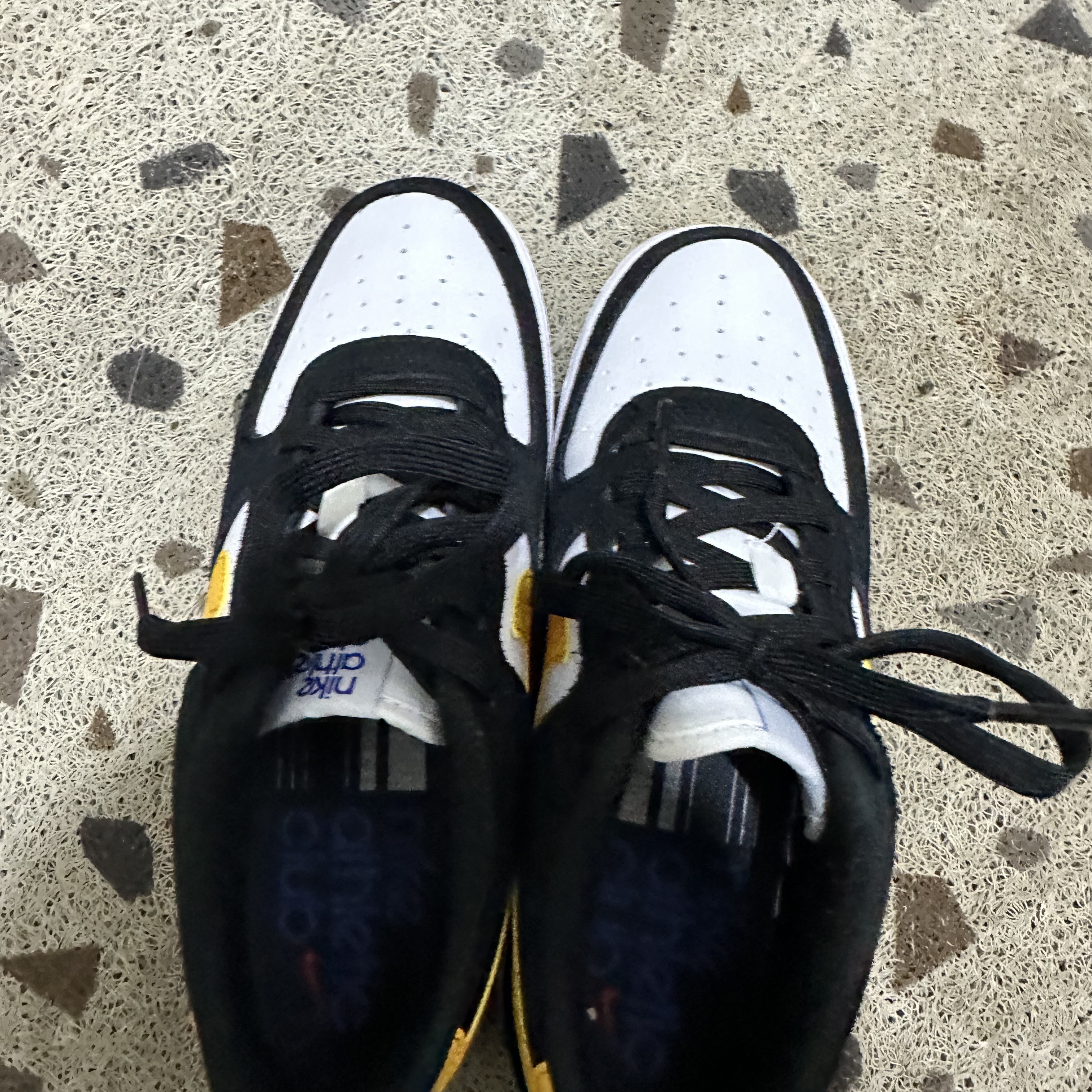 (GS) Nike Air Force 1 LV8 Athletic Club Black Dark Sulfur 착용 스타일