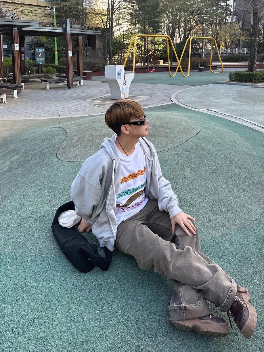 Safarispot Flag Magazine Tee White 착용 스타일 - 1