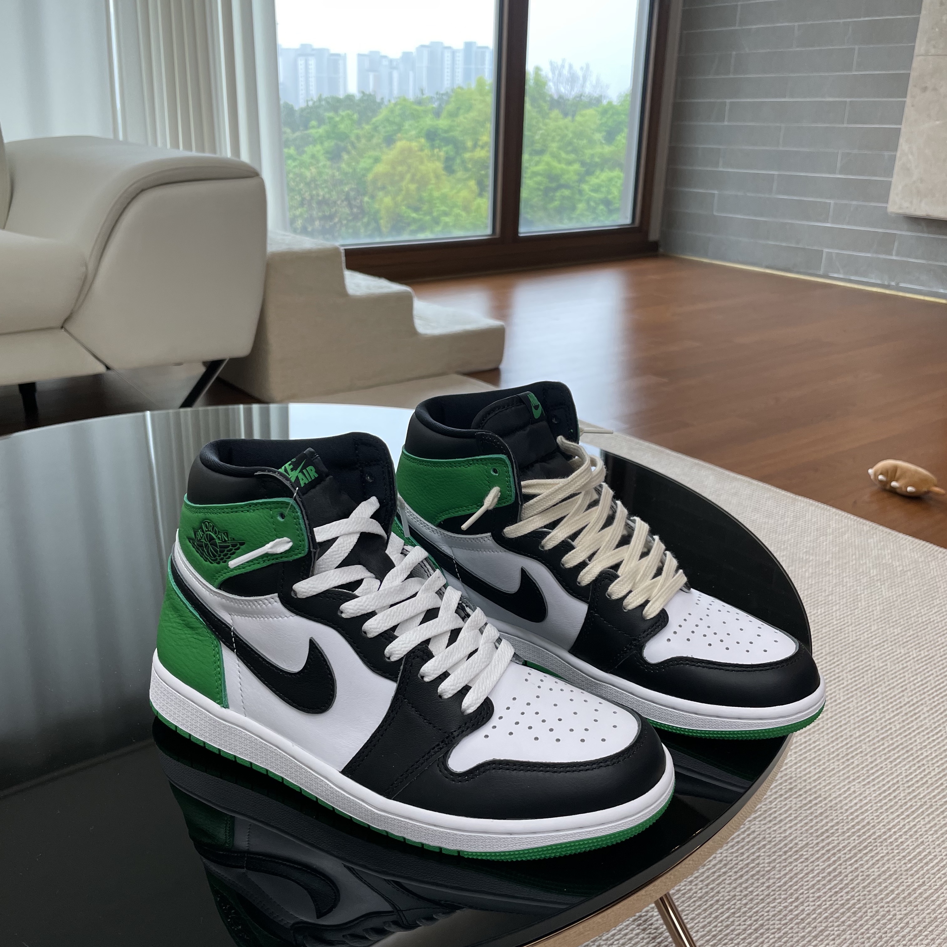 Jordan 1 Retro High OG Black and Lucky Green 착용 스타일