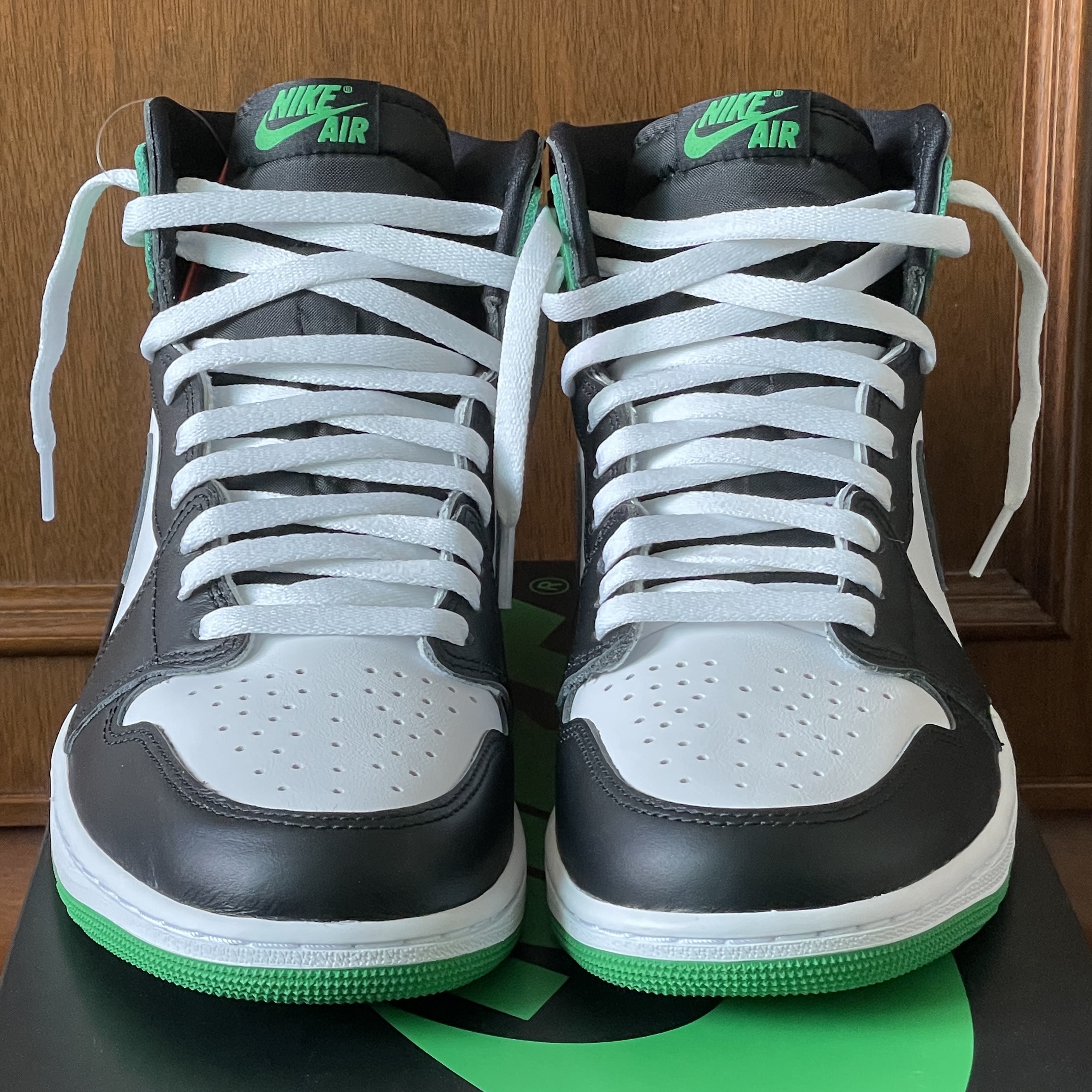 Jordan 1 Retro High OG Black and Lucky Green 착용 스타일 - 3