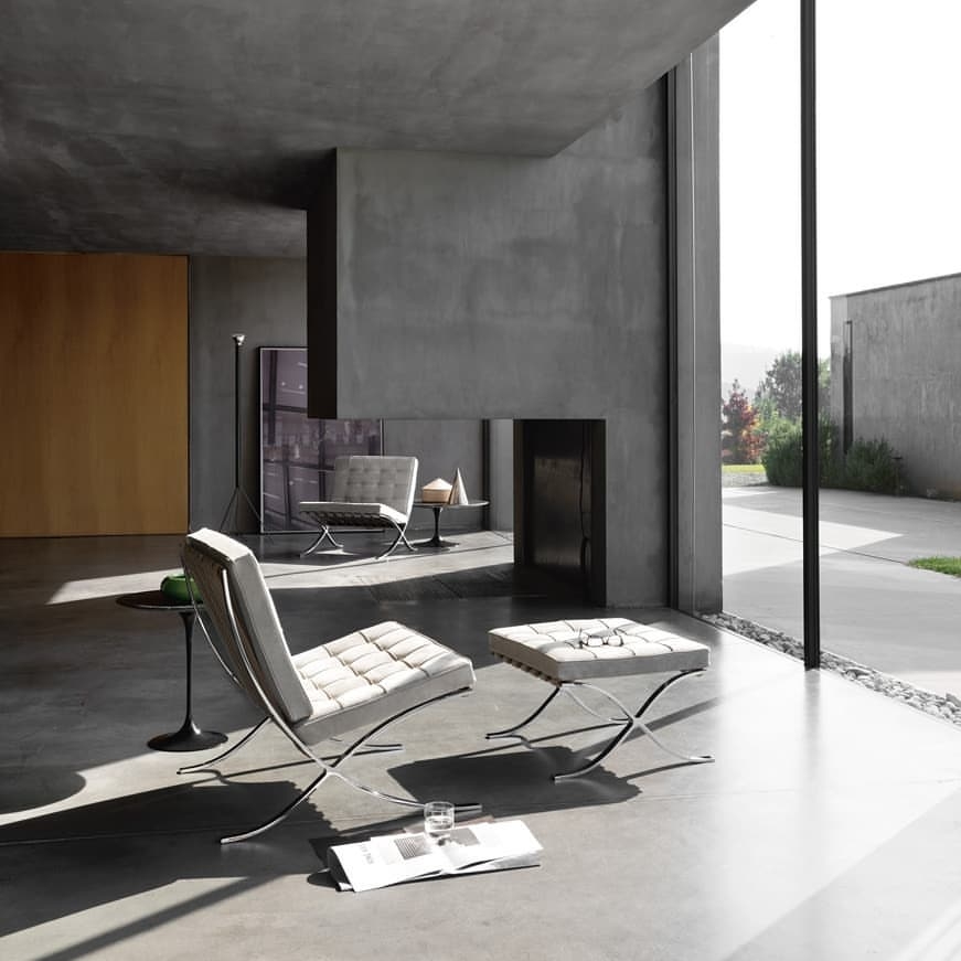 Knoll Barcelona Chair Black 착용 스타일