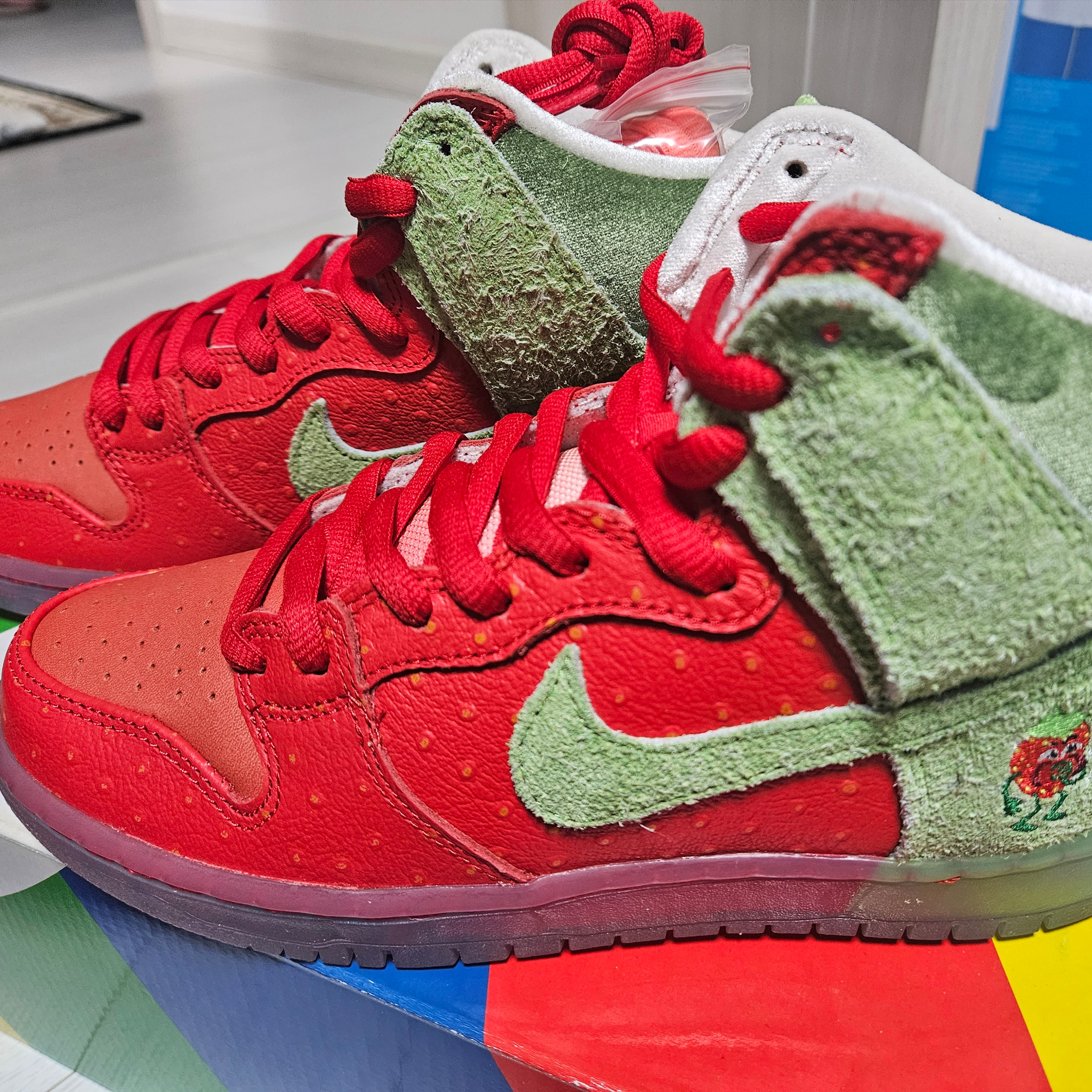 Nike SB Dunk High Pro QS Strawberry 착용 스타일 - 1