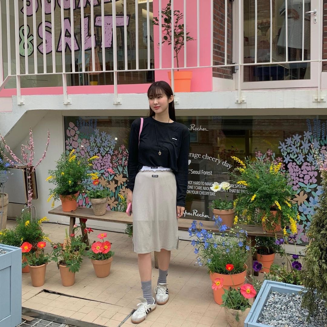 (W) Miu Miu Garment Dyed Ribbed Jersey Skirt Pumice Stone, (W) Miu Miu Silk Socks Grey 착용 스타일