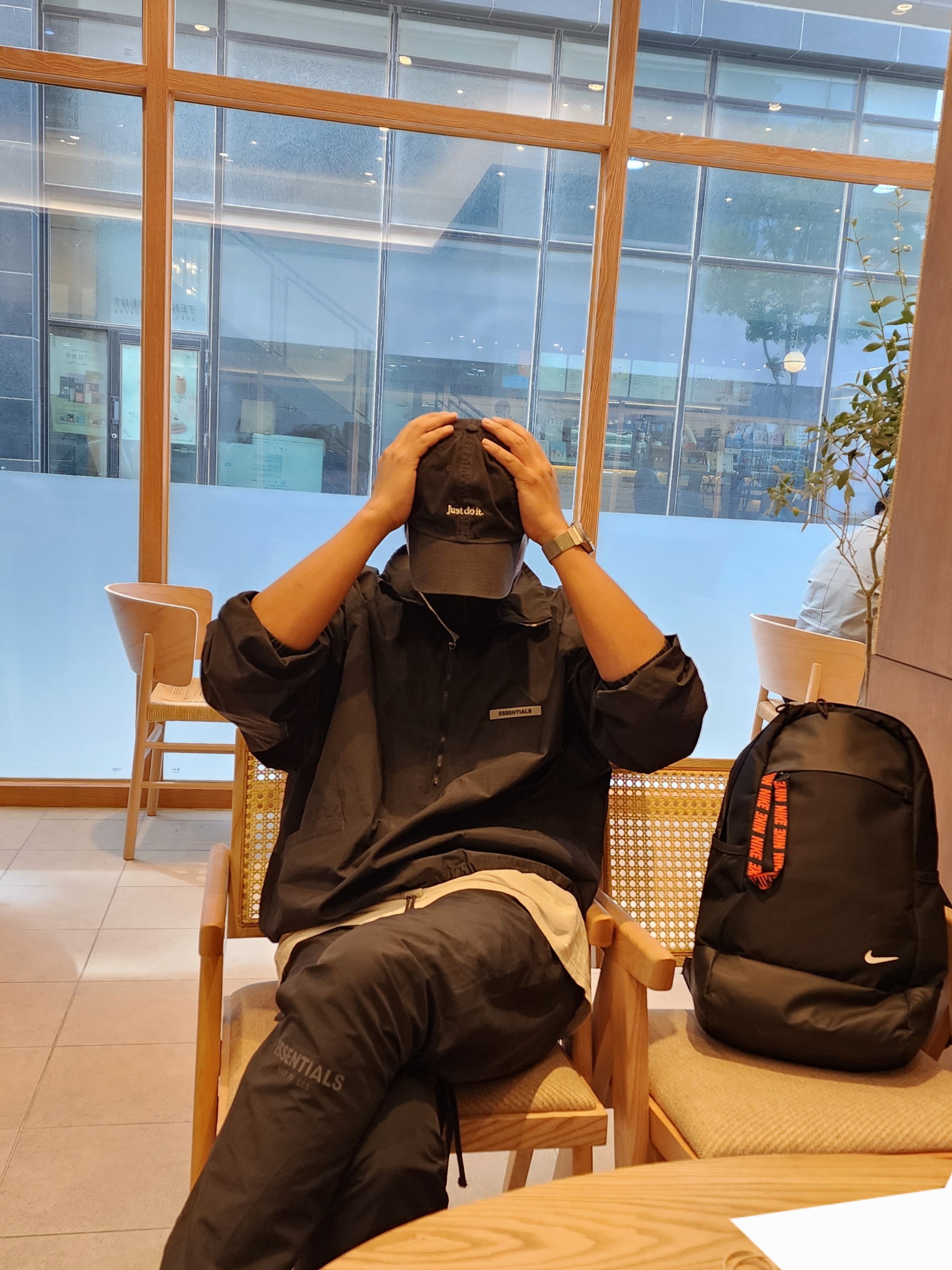 Essentials Track Jacket Black - 20FW, Essentials Track Pants Black - 20FW 착용 스타일 - 1