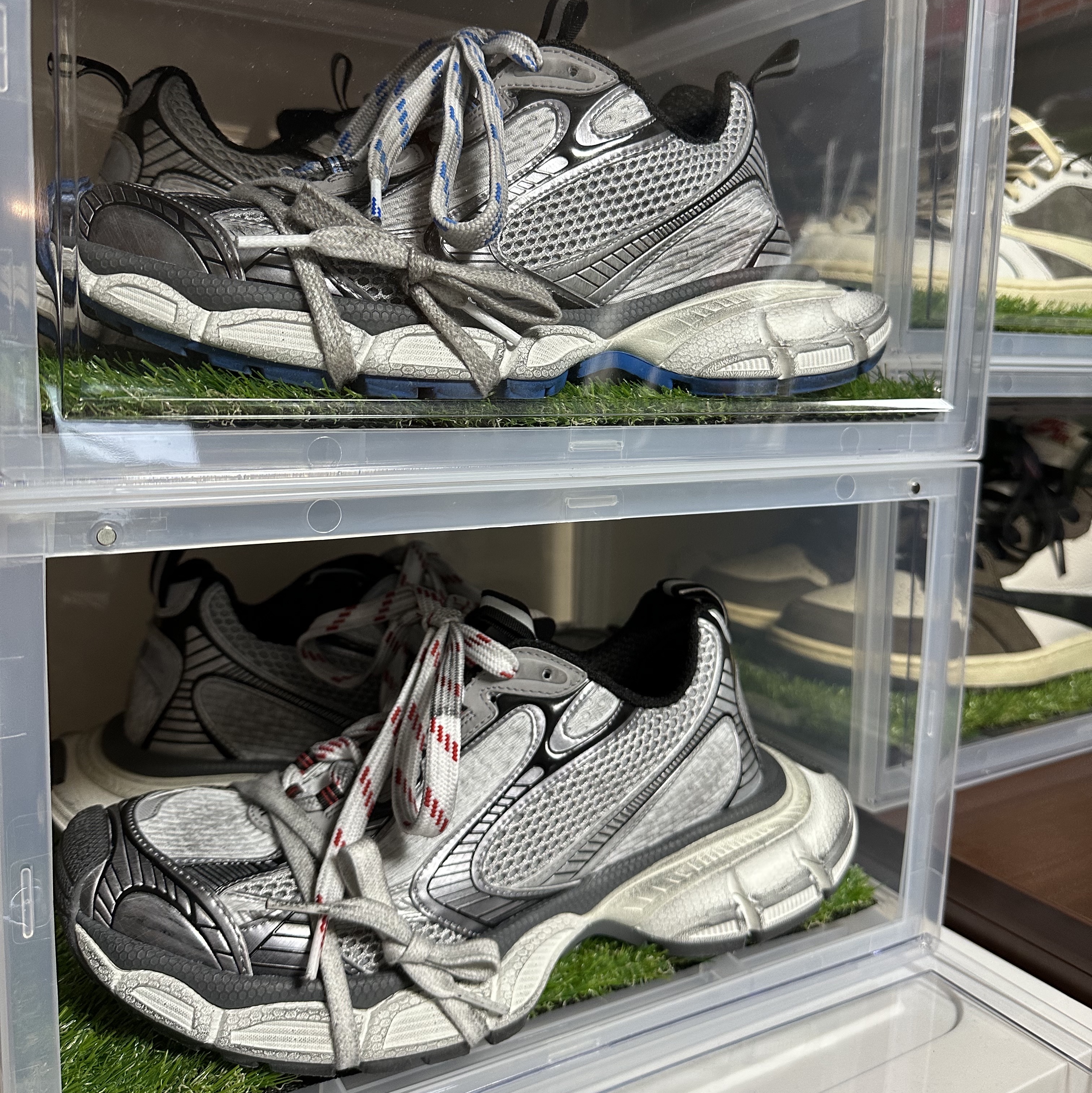 Balenciaga 3XL Sneakers Grey White Red, Balenciaga 3XL Sneakers Grey White Blue 착용 스타일 - 1
