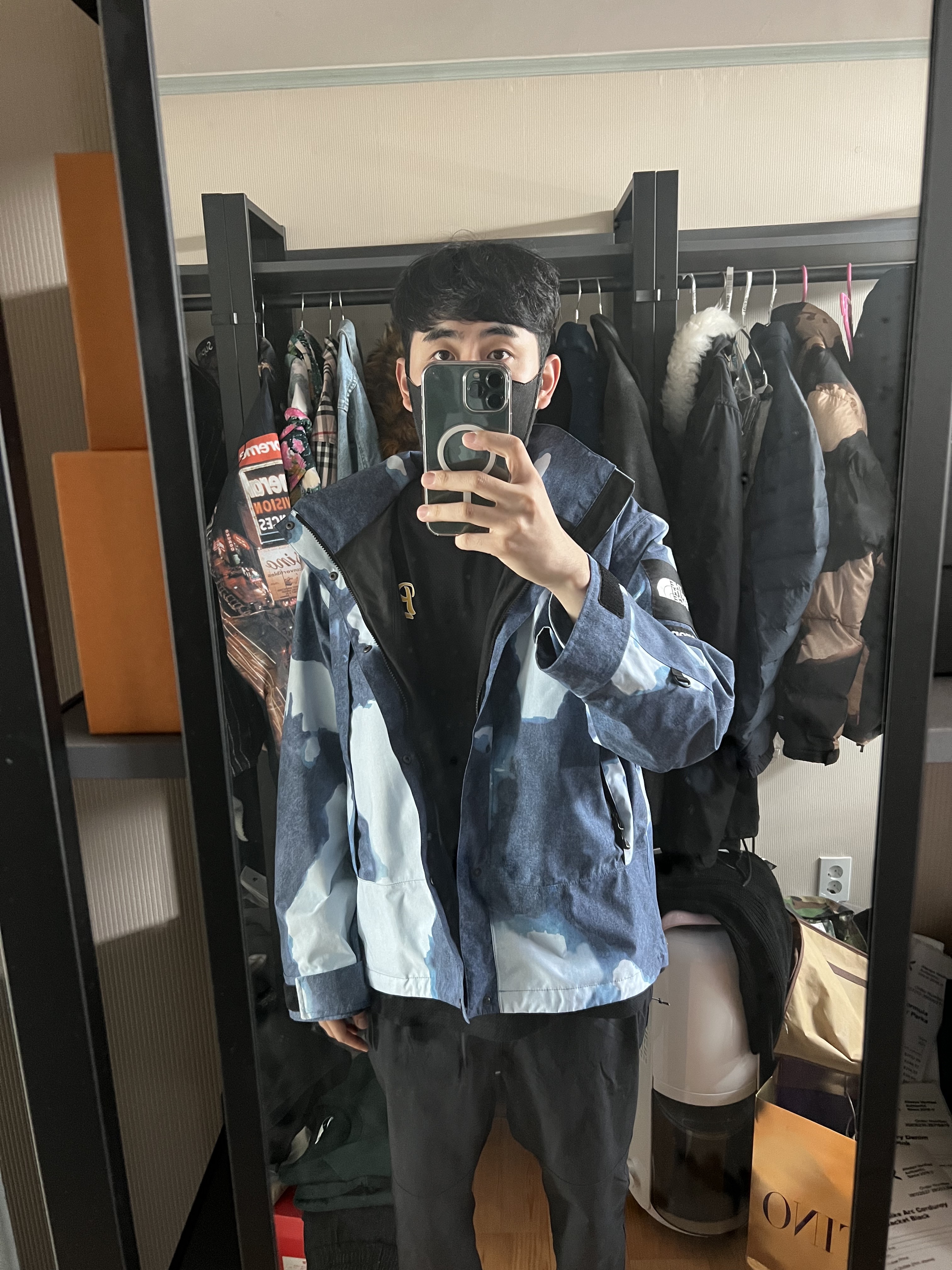 Supreme x The North Face Bleached Denim Print Mountain Jacket Indigo - 21FW, Palace Pal T-Shirt Black - 22SS 착용 스타일