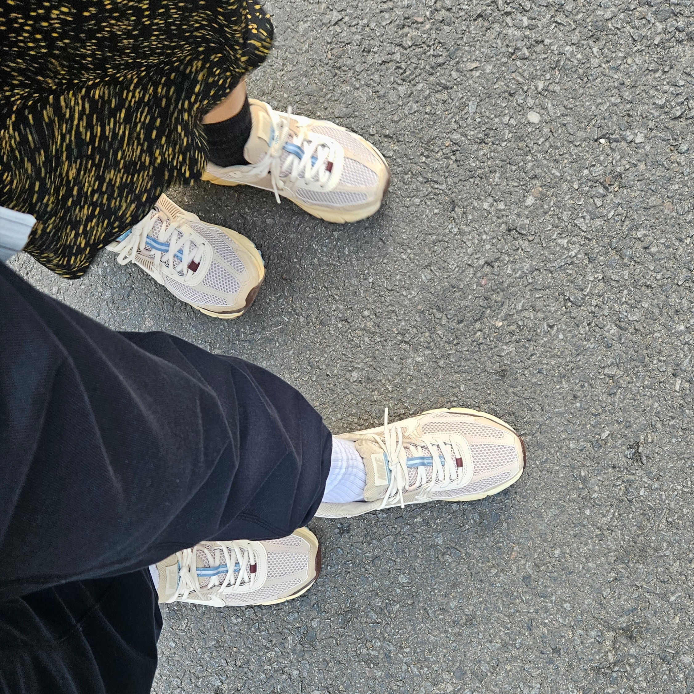 (W) Nike Zoom Vomero 5 Oatmeal 착용 스타일 - 1