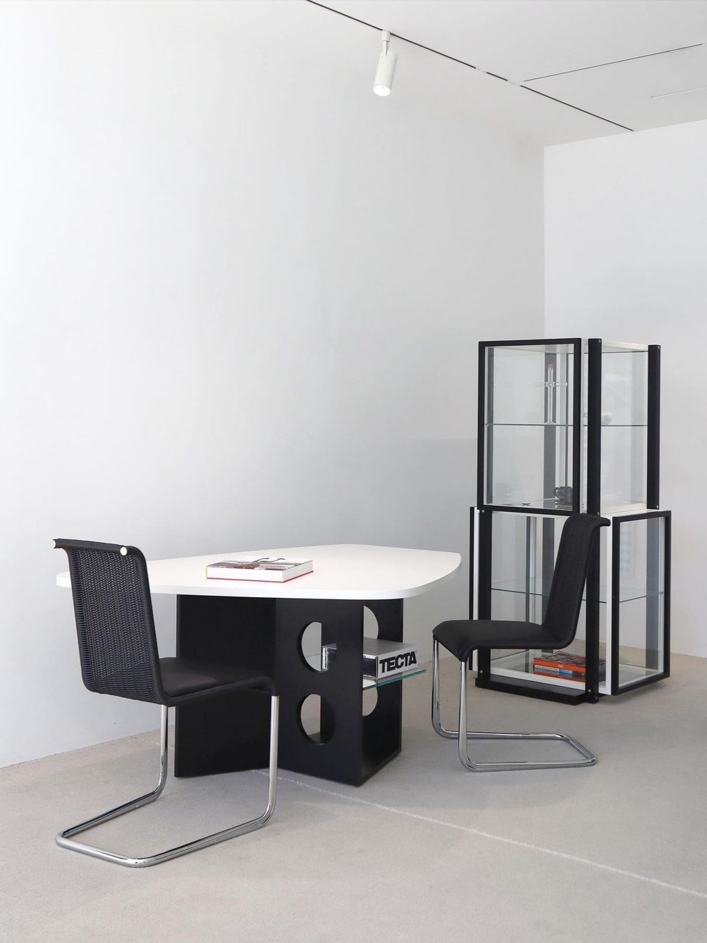 [KREAM 단독] Tecta B20i Chair Black 착용 스타일